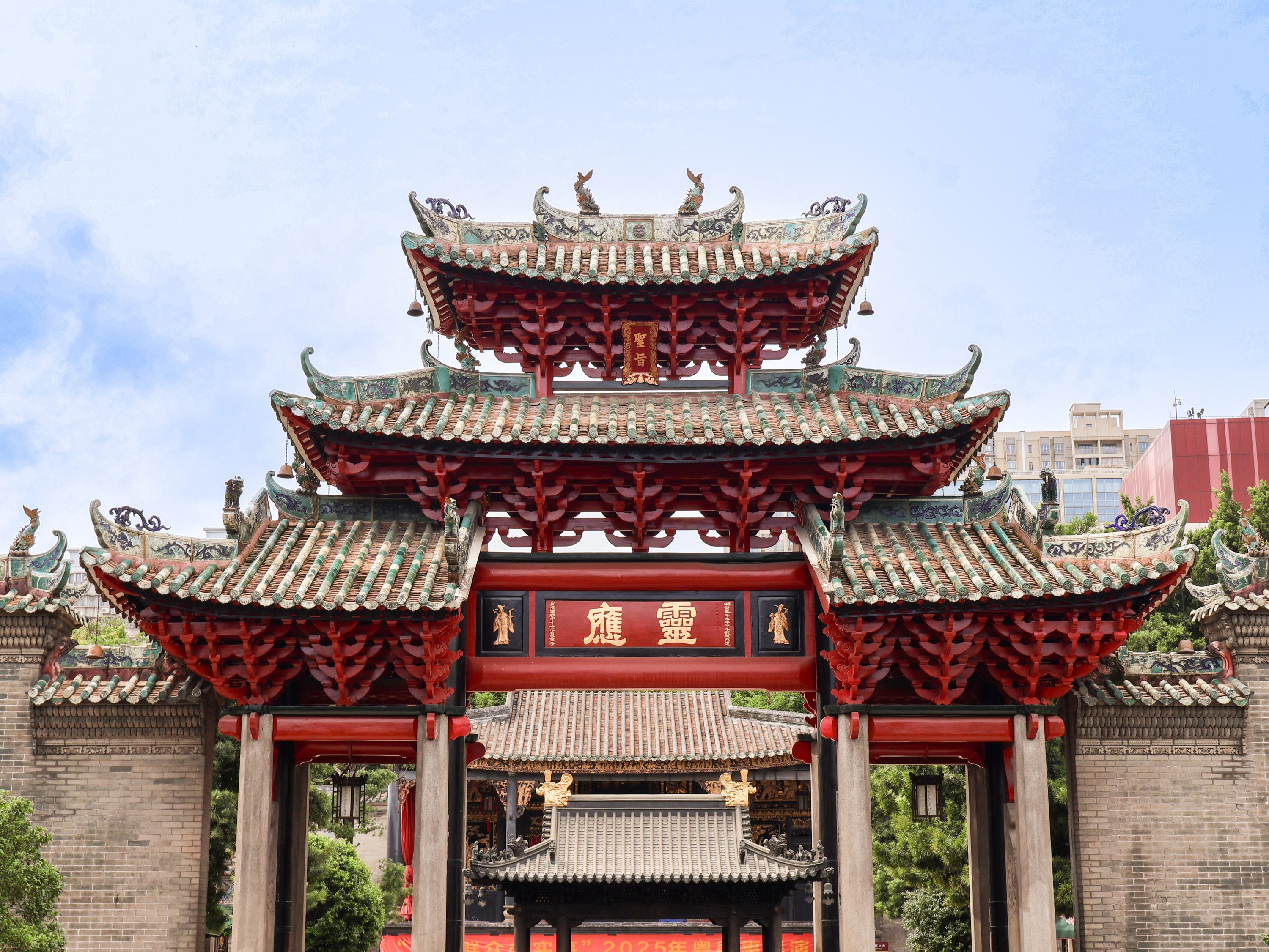 Foshan Ancestral Temple & Huang Feihong Memorial Hall & Foshan Lingnan Xintiandi & Fengjian Water Town & Liang Garden & Nanfeng Ancient Kiln Private Car Day Tour