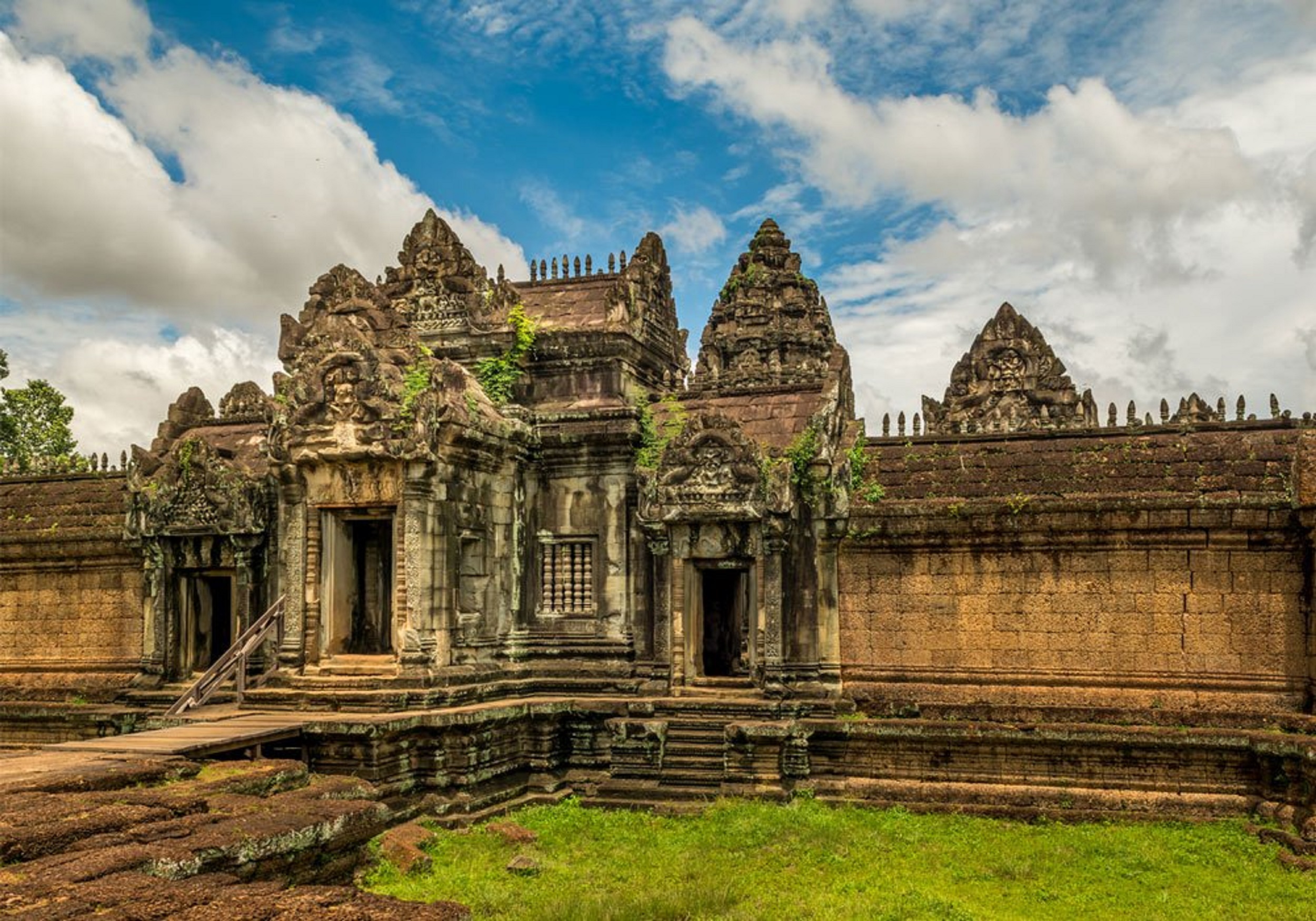 崩密列（Beng Mealea Temple）、女王宮（Banteay Srei Temple）和班提薩莫寺（Banreay Samre Temple）