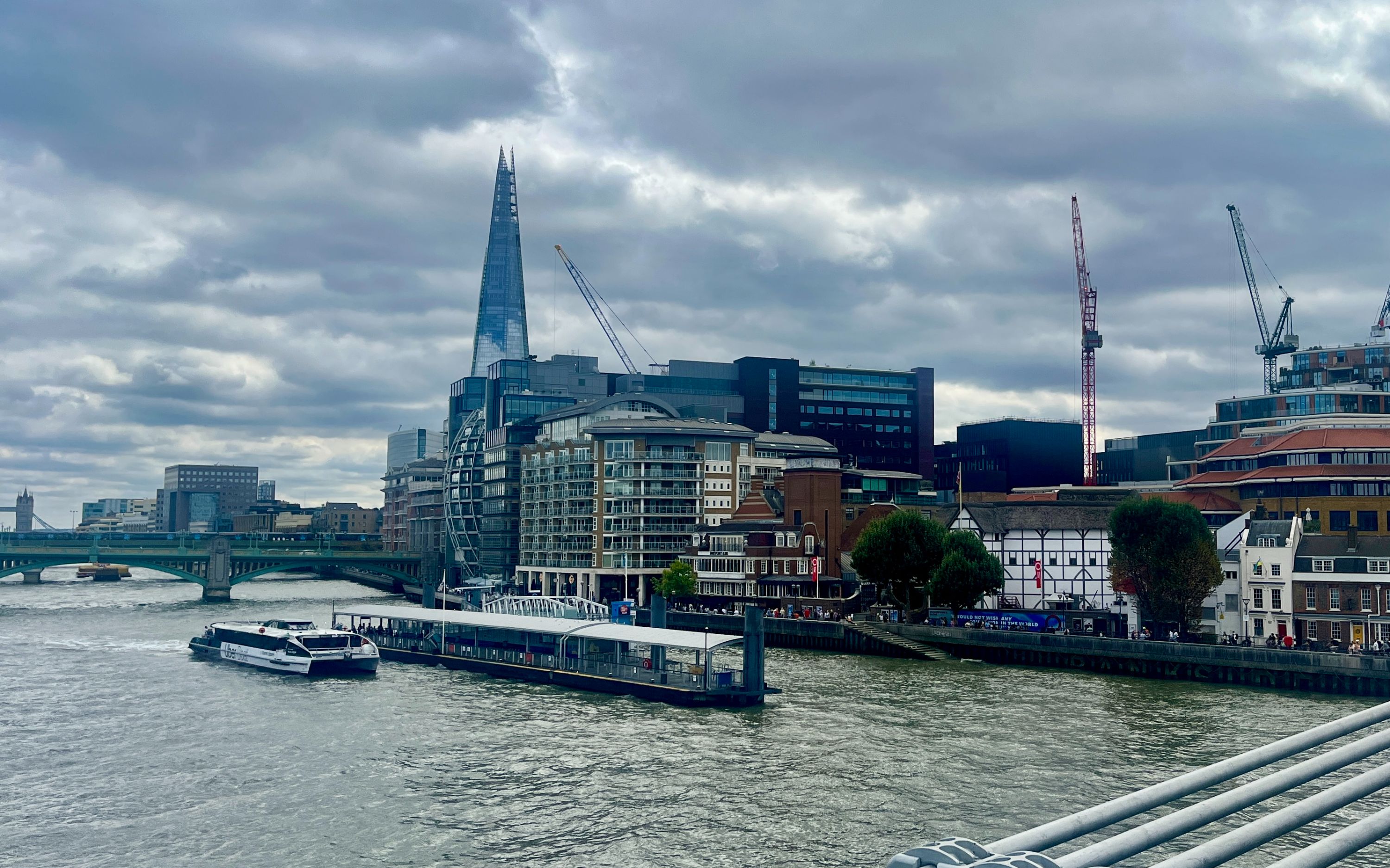 漫步泰晤士河畔，欣賞倫敦沿岸的歷史風光