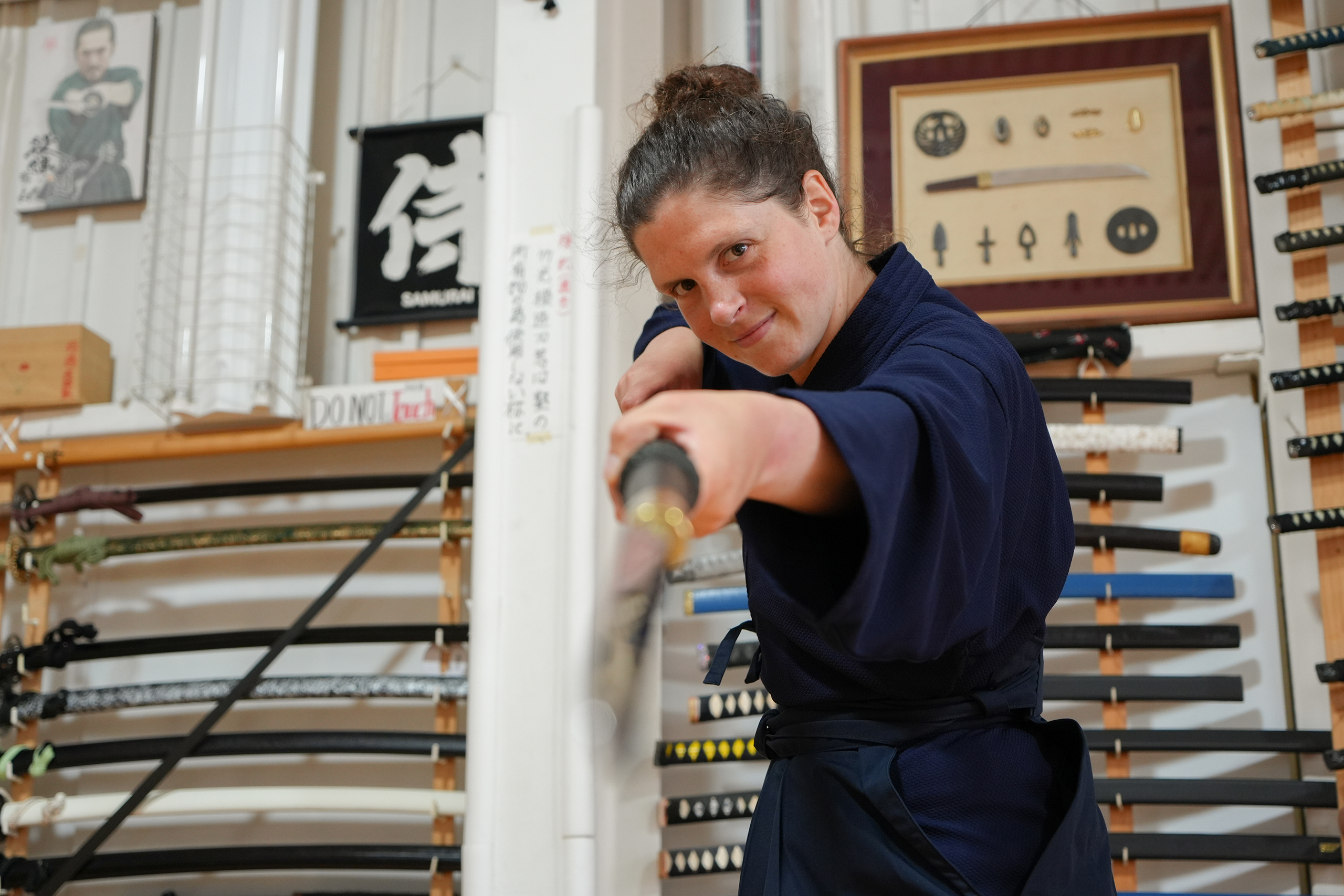 穿戴武士盔甲拍照留念