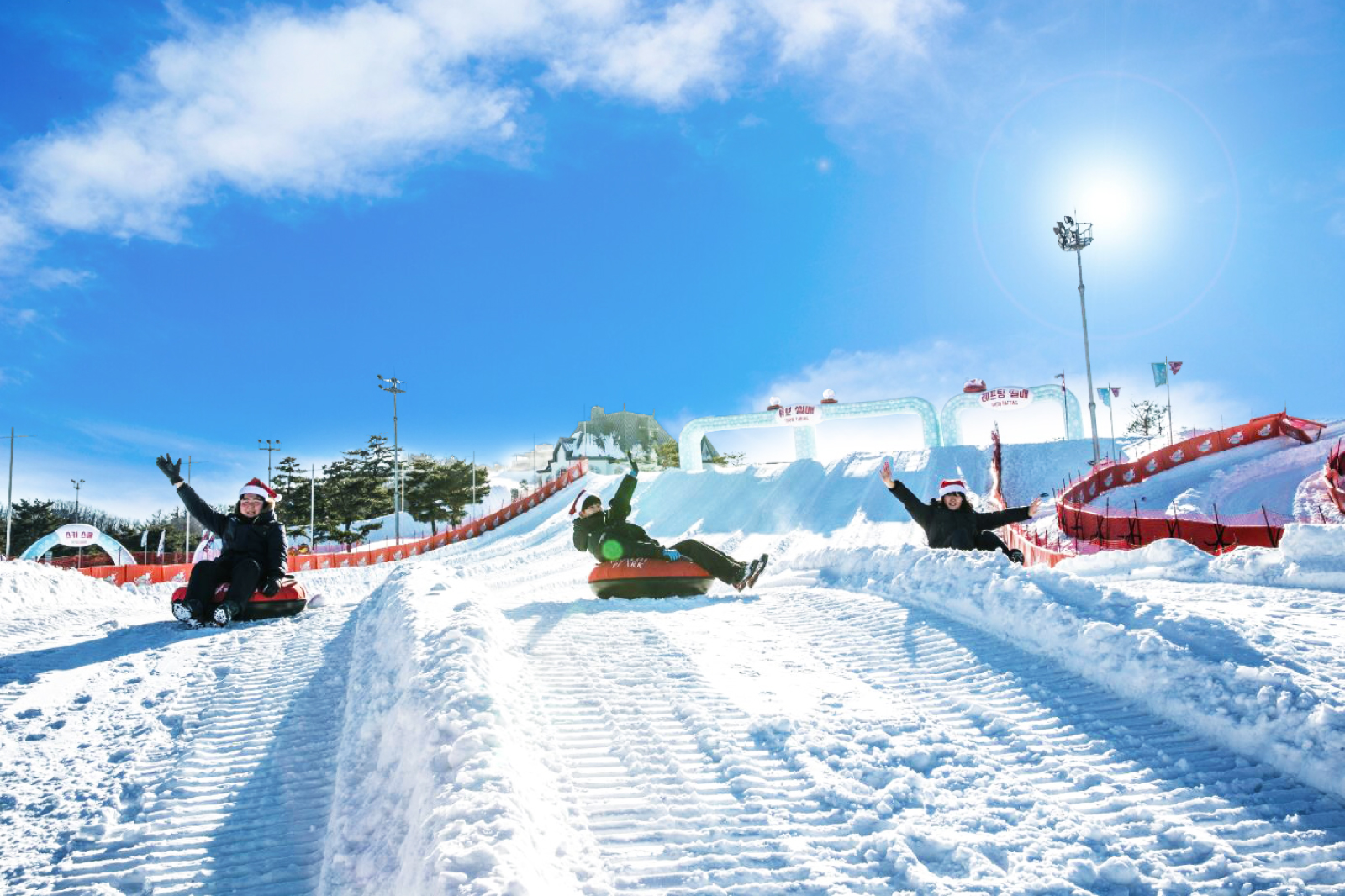 參加雪上探險活動，如雪地摩托或雪鞋健行，暢遊洪川Winterland的美麗景色。
