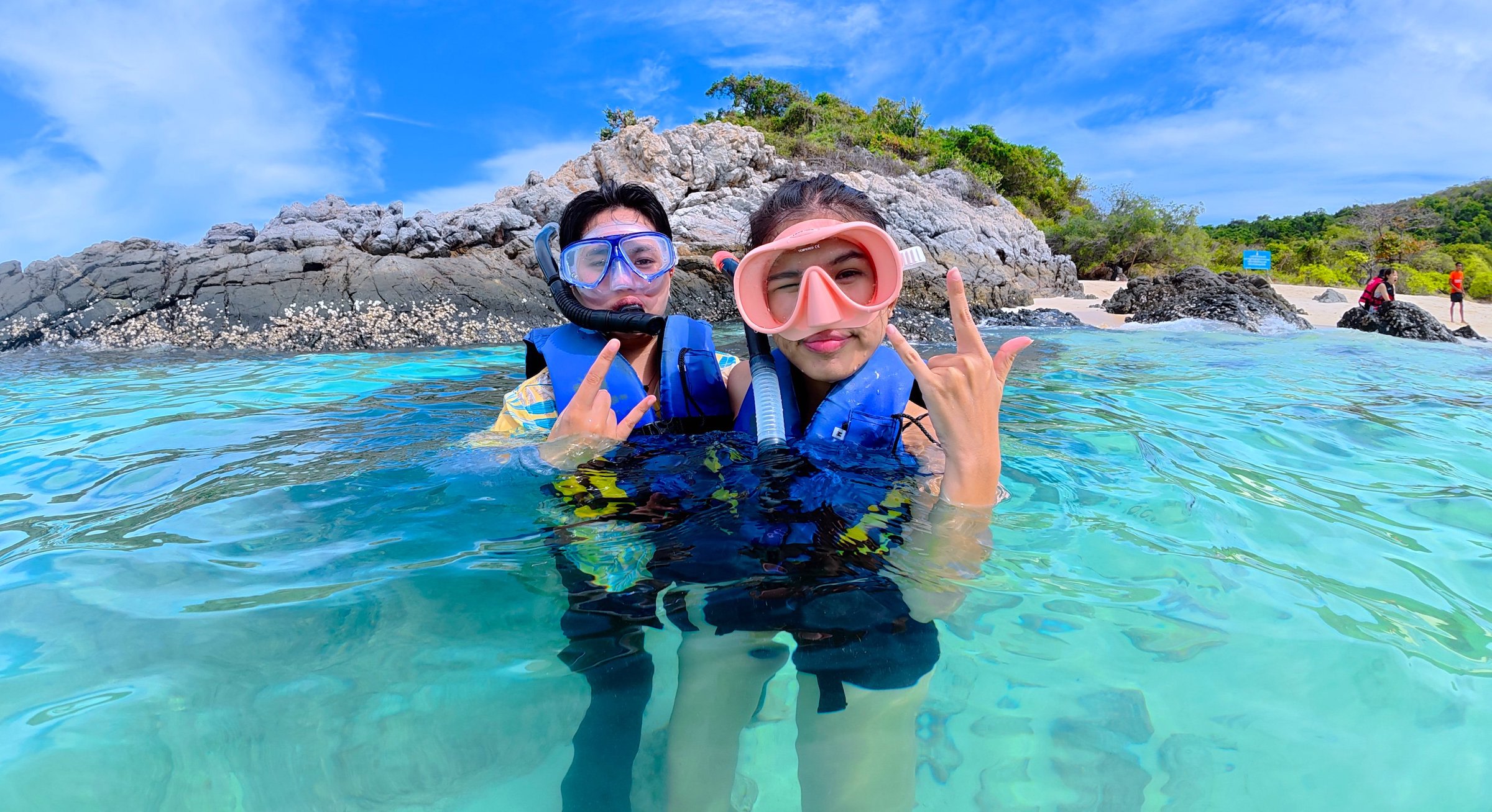 浮潛探索海底天堂，欣賞色彩繽紛的魚群和珊瑚。