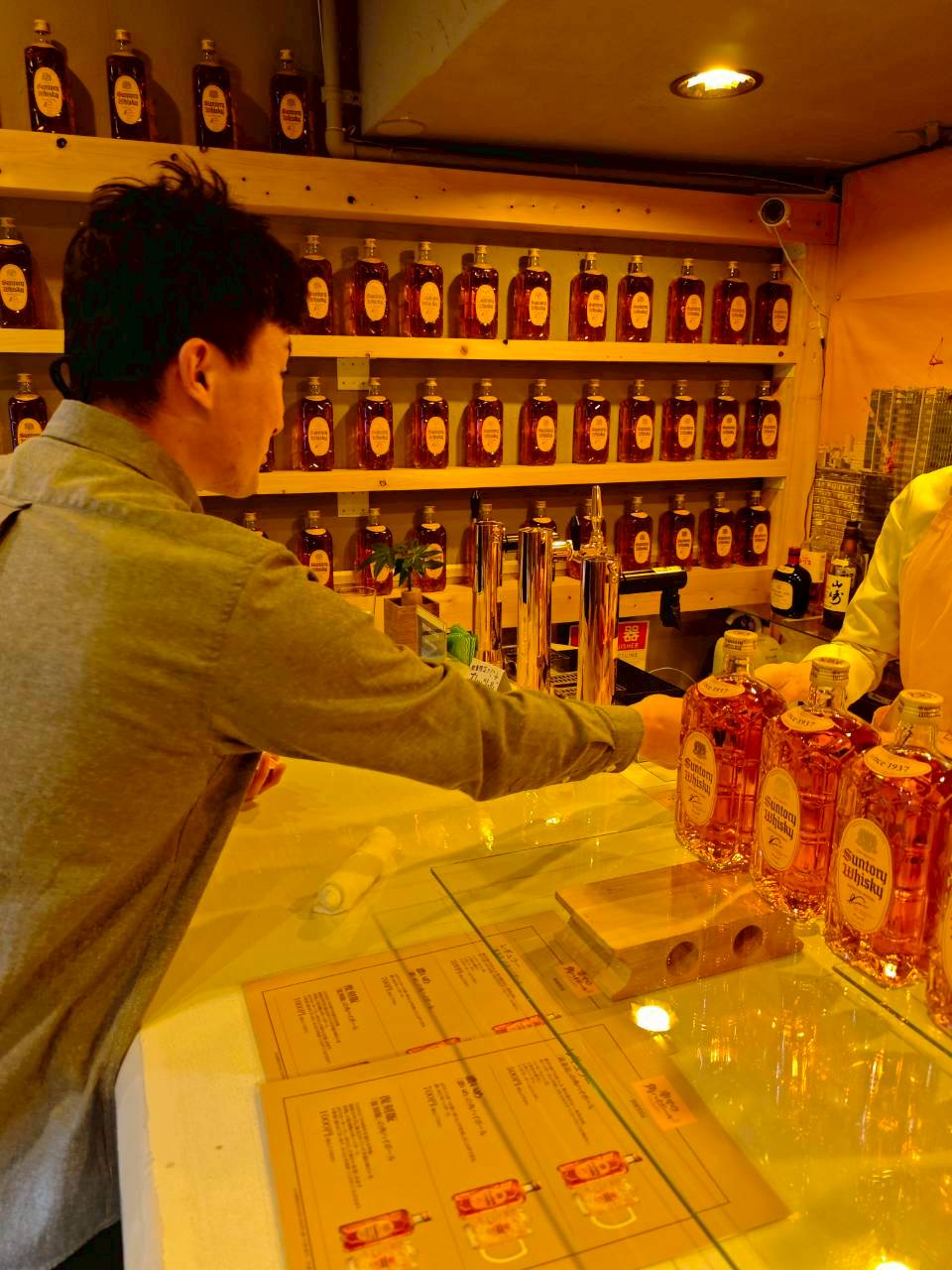 威士忌酒吧、日本酒專賣店、歌謠小吃店等各式各樣的店家林立。