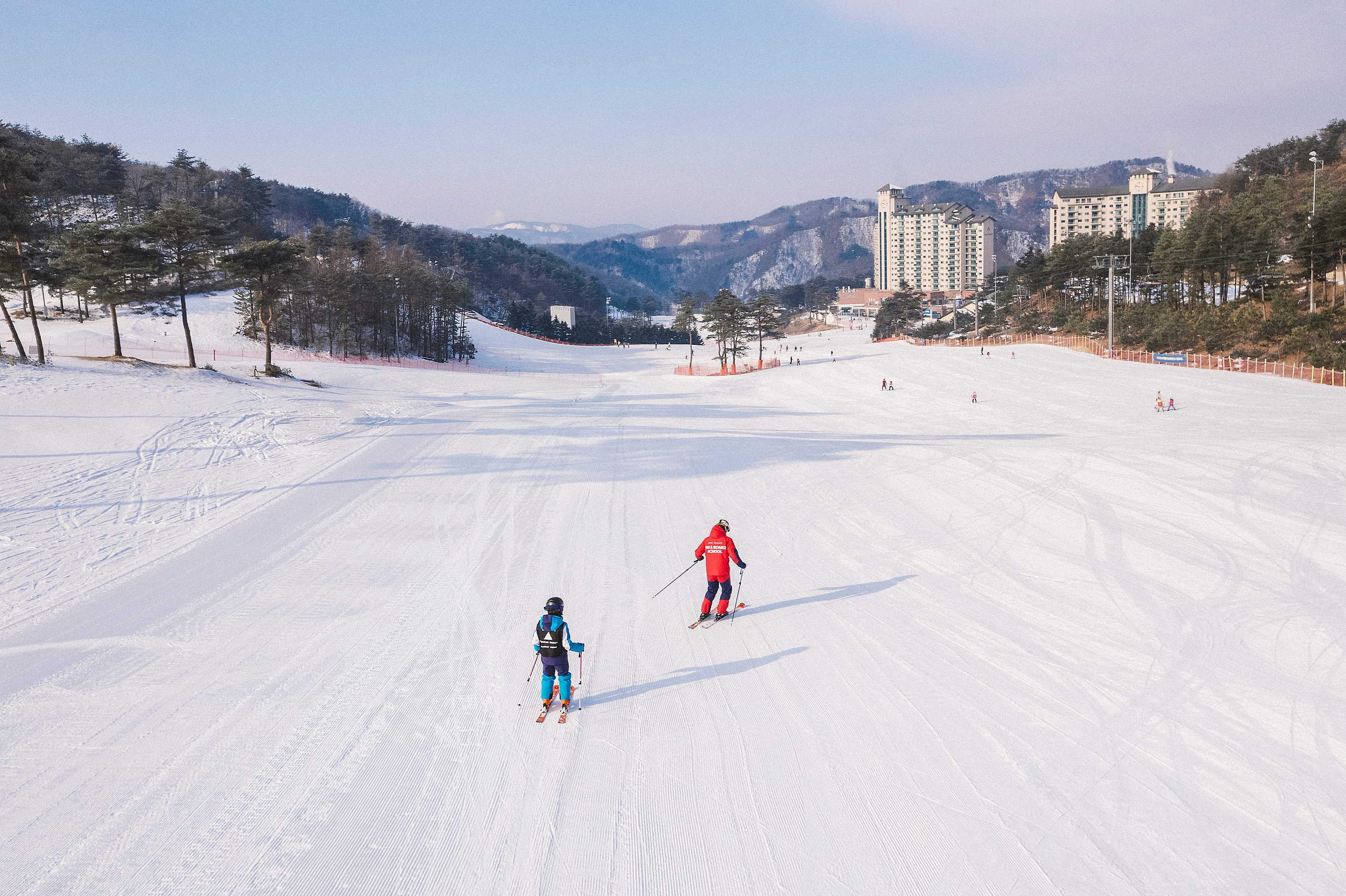 在橡樹谷公寓方向寬闊平整的雪道上雙板滑雪——寬敞的原州坡道適合雙板滑雪和單板滑雪一日遊。 在橡樹谷公寓方向寬闊平整的雪道上雙板滑雪——寬敞的原州坡道適合雙板滑雪和單板滑雪一日遊。