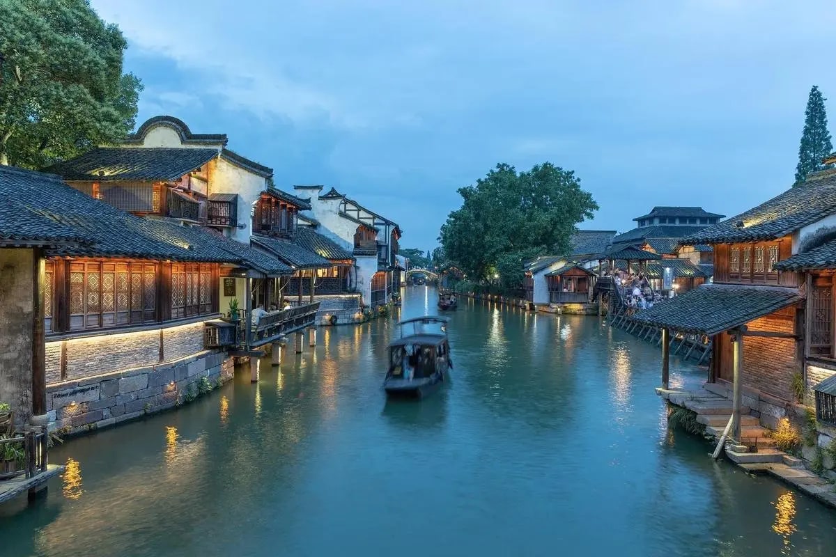 烏鎮東柵：這裡人文景點集中，可參觀茅盾故居、木雕館與藍印花布染坊。每日定時的拳船、高竿船等非遺表演，生動展現了地方民俗，文化體驗非常純粹。