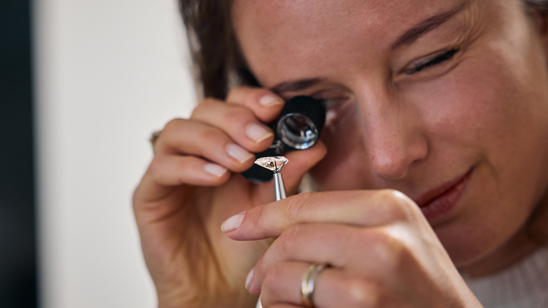 在Royal Coster的免費鑽石體驗中,瞭解粗糙的石頭如何轉變為閃閃發光的寶石 在Royal Coster的免費鑽石體驗中,瞭解粗糙的石頭如何轉變為閃閃發光的寶石