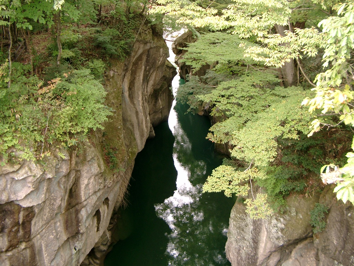 Leilei Gorge - huge rocks and strange shapes line up, and the dynamic and majestic valley beauty carved out by the Natori River