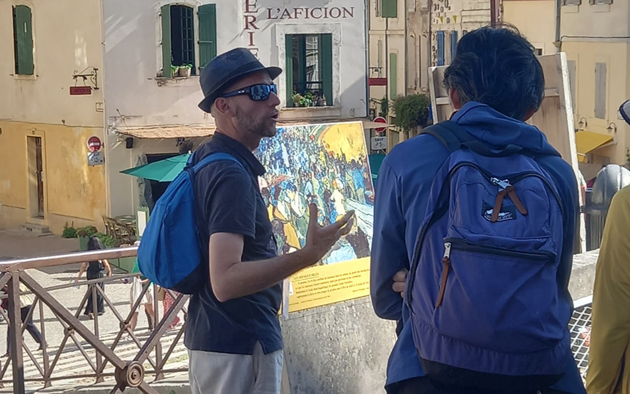 漫步於熱鬧的市集和迷人的鄉村街道，體驗最道地的普羅旺斯生活