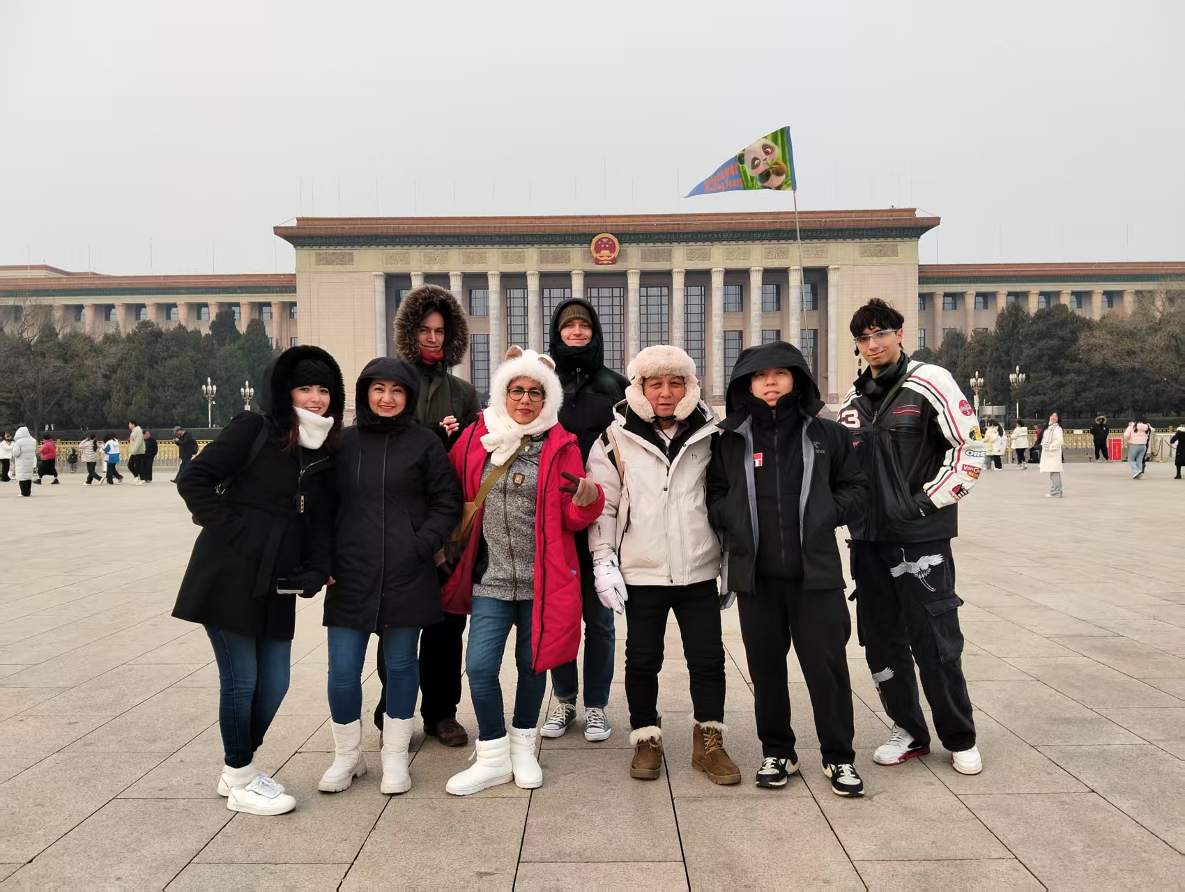 用餐完畢後，我們將前往舉世聞名的天安門廣場。作為全球最大的城市廣場之一，這裡承載著深厚的歷史底蘊與民族記憶。步入廣場，首先映入眼簾的便是莊嚴肅穆的人民英雄紀念碑，它巍峨屹立，靜靜訴說著先烈們為國家獨立、人民解放所做出的卓越犧牲與不朽貢獻。​
壯觀的人民大會堂氣勢恢宏, 這裡不僅是全國人民代表大會的召開之地，也是全國人民代表大會常務委員會的日常辦公場所。
在遊覽過程中，專業導遊將為您詳細講述廣場上曾發生的諸多重大歷史事件，帶您深入領略天安門廣場的磅礴氣勢與濃厚的歷史文化氛圍，讓您收穫一段難忘的旅行體驗。​