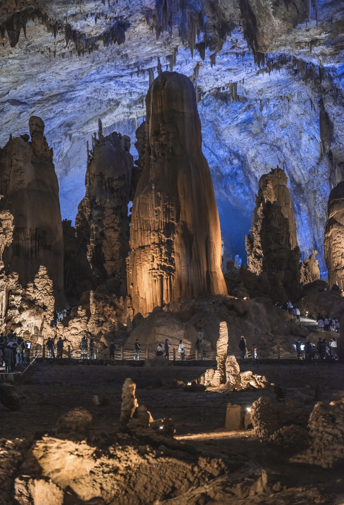 前往“中國溶洞之王”【織金洞】，您將漫步於長達數公里的奇幻地下宮殿，仰望高達數十米的“銀雨樹”，驚歎於“霸王盔”、“婆媳情深”等舉世罕見的鐘乳石奇觀。