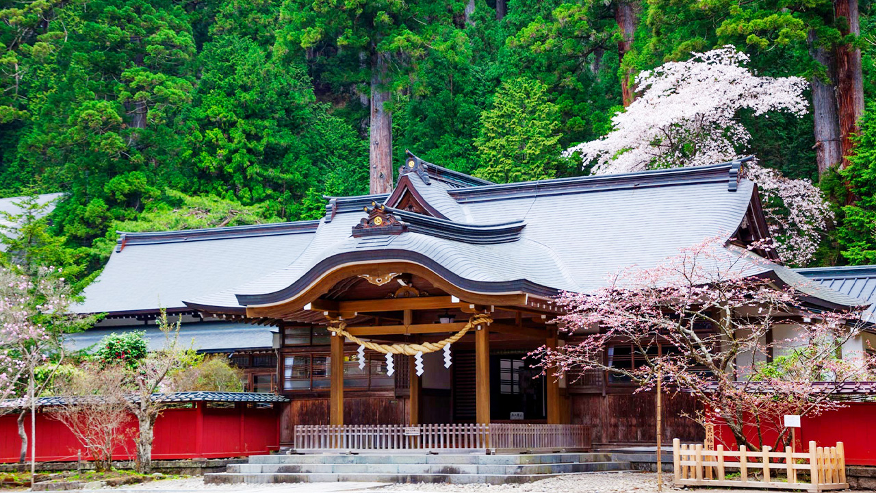 日光二荒山神社是將日光連山的主峰 “日光三山” 奉為神體來供奉的神社。作為招福和結良緣的神社相當有名。 日光二荒山神社是將日光連山的主峰 “日光三山” 奉為神體來供奉的神社。作為招福和結良緣的神社相當有名。