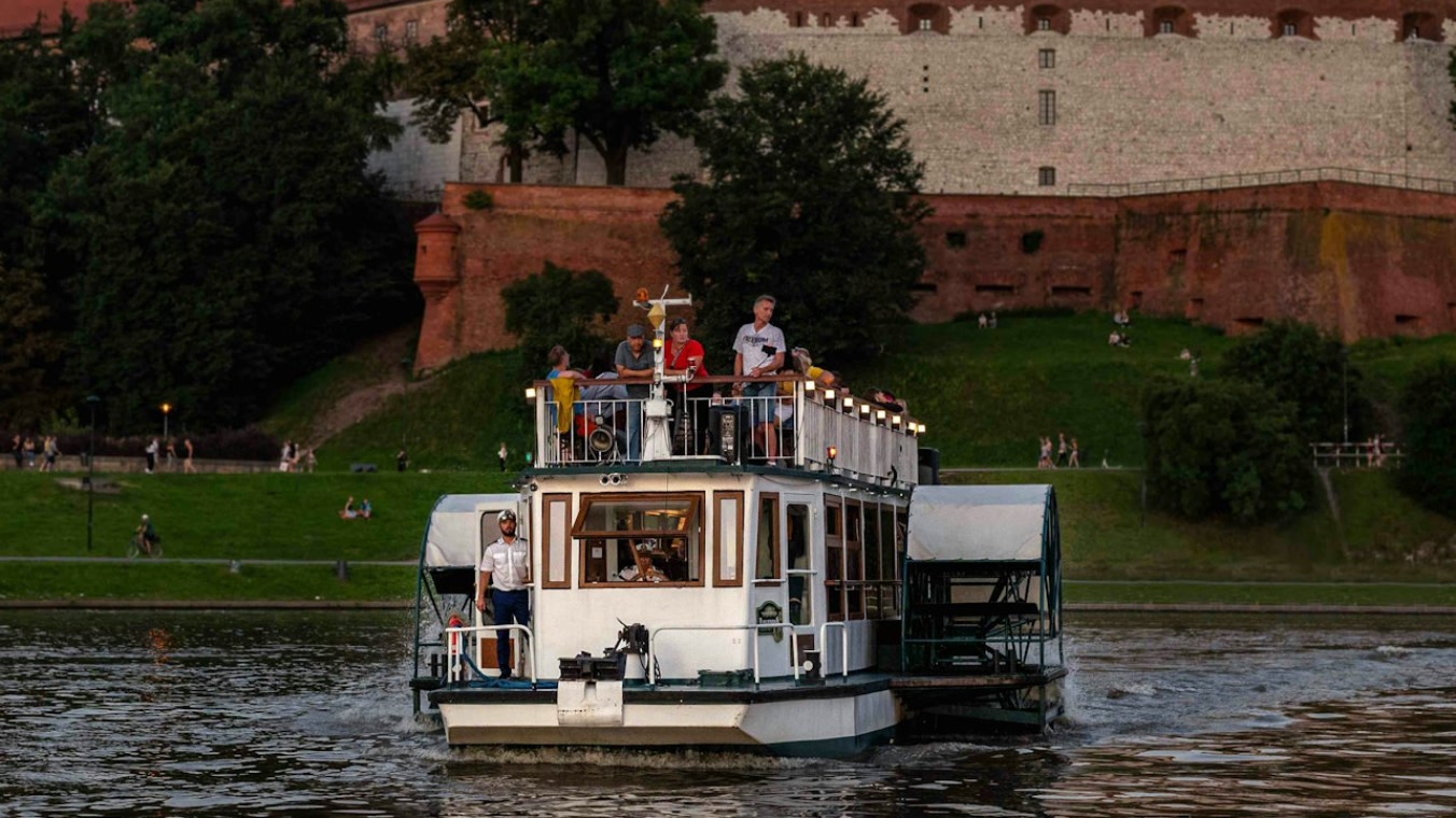 Night Vistula River cruise experience in Krakow