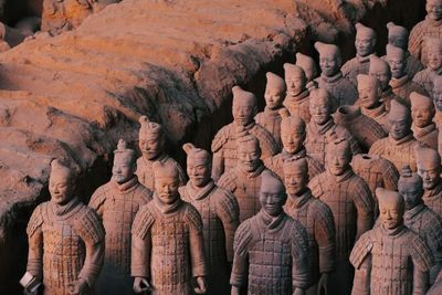 千百尊陶俑列陣井然，甲冑衣紋清晰可辨，直面世界第八大奇蹟的大秦史詩