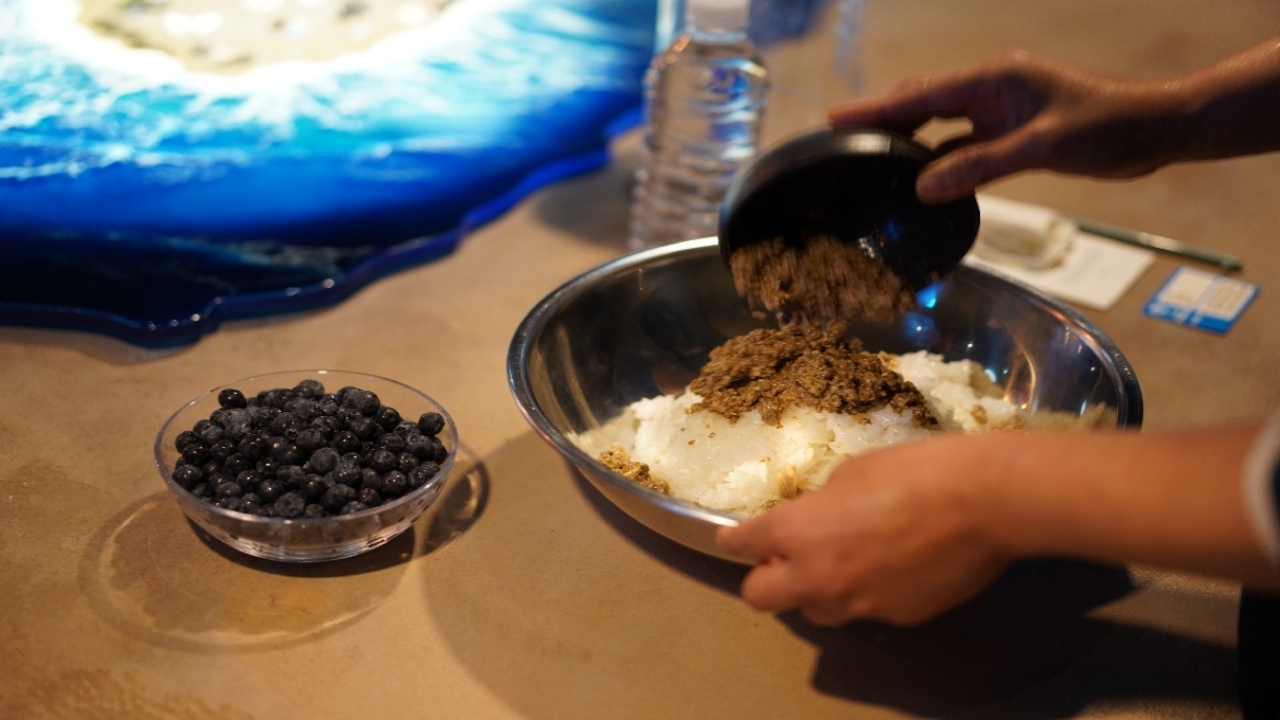 我們正在將濟州島的麴、米飯和藍莓混合，製作濟州馬格利酒。