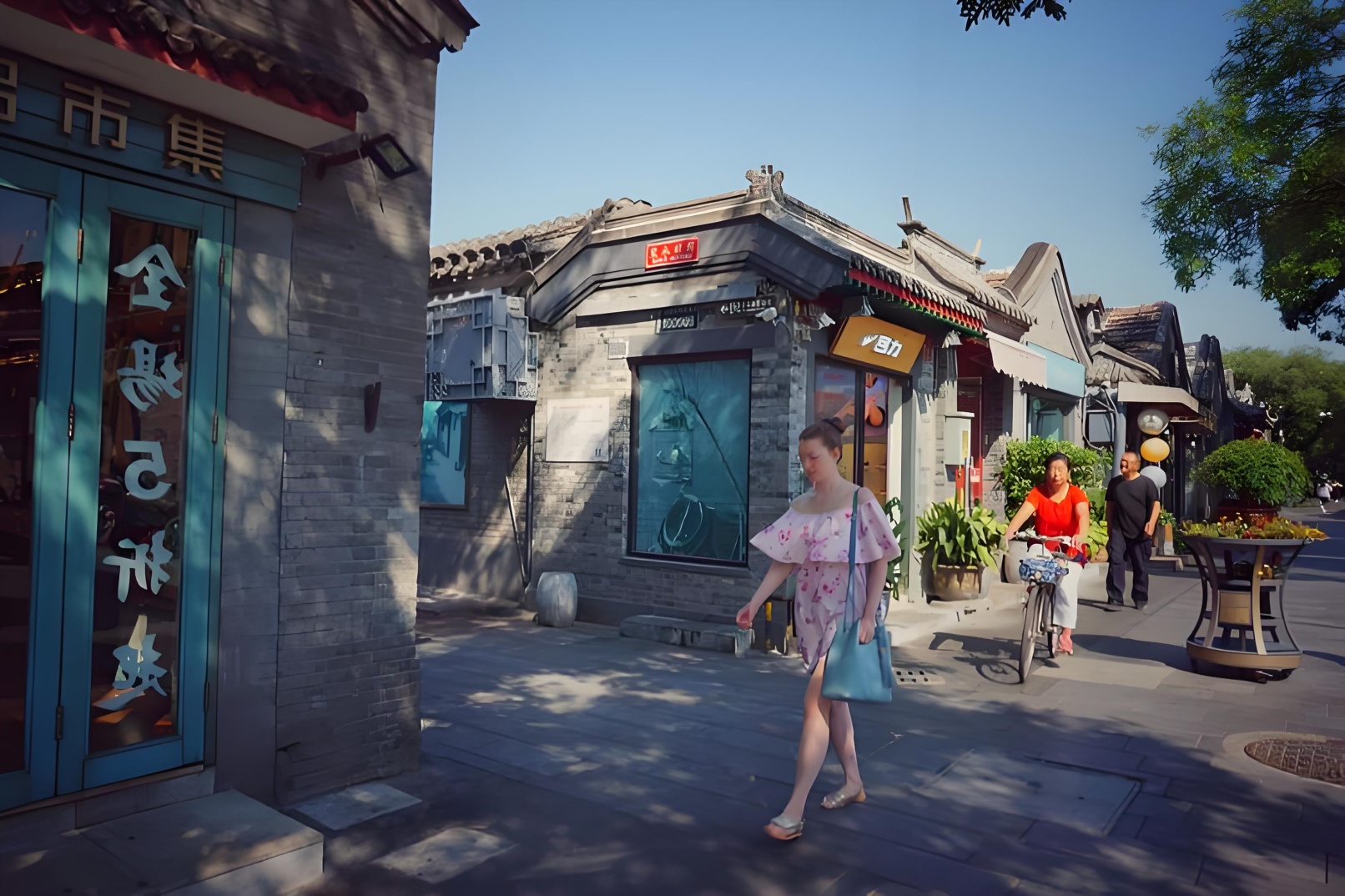 There are many Beijing-style delicacies and celebrity residences around Shichahai.