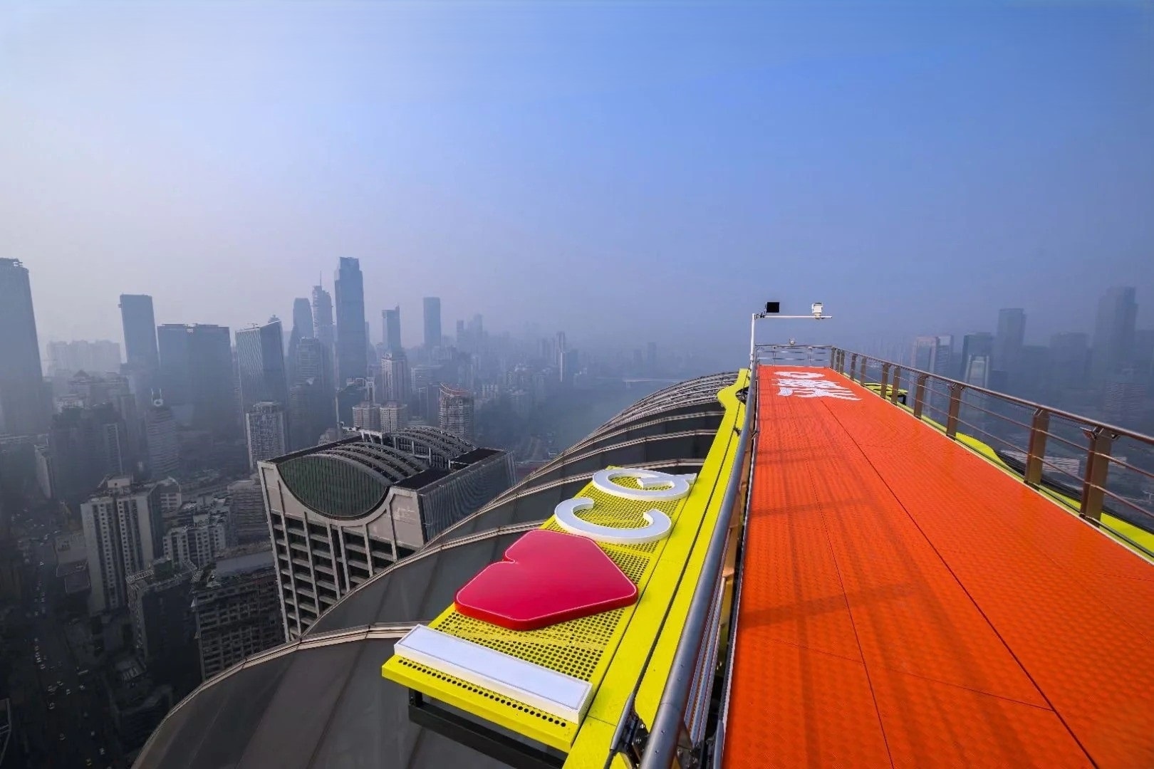 身處探索艙・雲端樂園，就彷彿站在了城市的雲端之巔，擁有了俯瞰這座魅力山城的 “上帝視角”（此為方案雲中漫步的配圖，僅供參考）