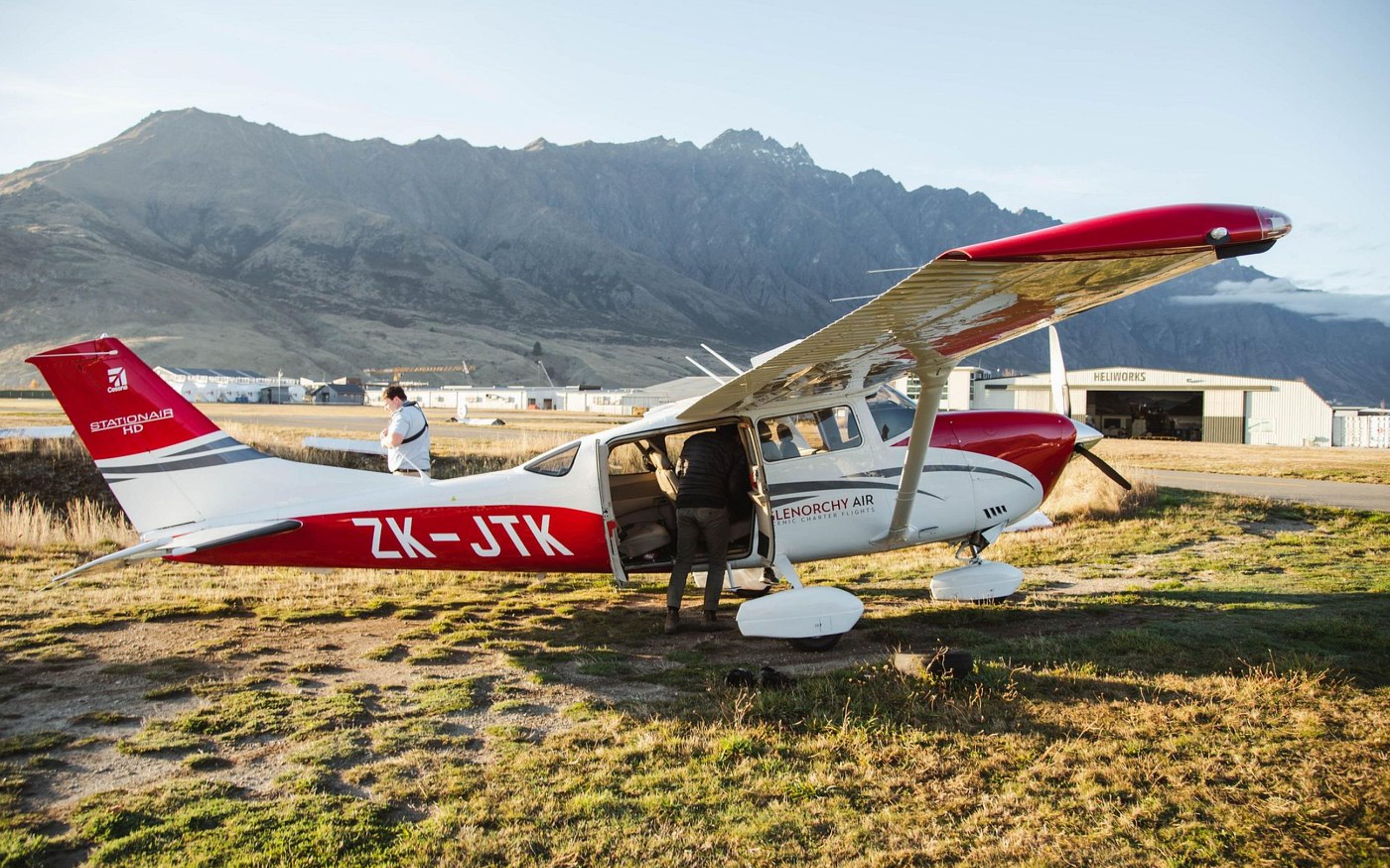 一次難忘的觀光飛行，盡覽冰川、山谷和白雪皚皚的山脈