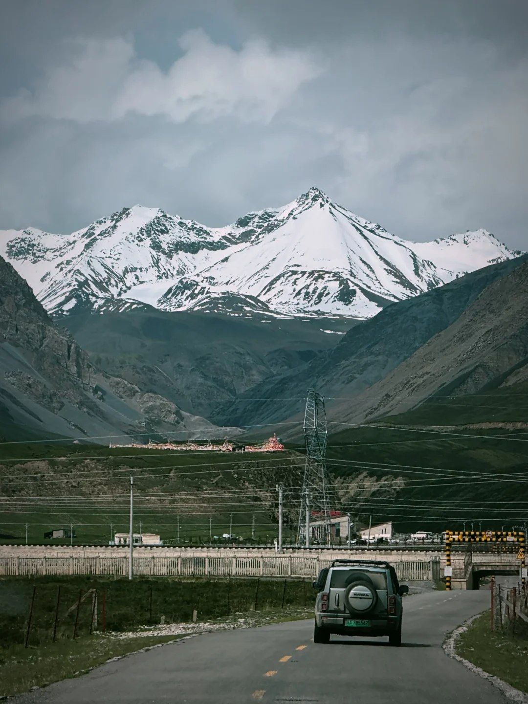 下午 1 點左右出發前往門源，途經壯美的【崗什卡雪峰】。遠
觀打卡拍照，停留 20 分鐘左右。