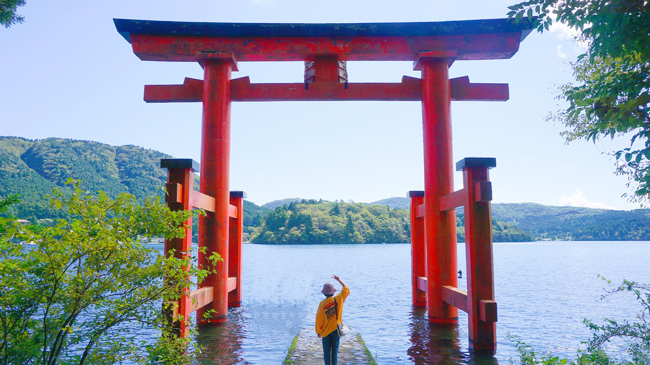 箱根神社坐落於蘆之湖畔，硃紅鳥居矗立水中，與富士山相映成景，環境靜謐莊嚴，是祈福開運與欣賞自然風光的著名神社。