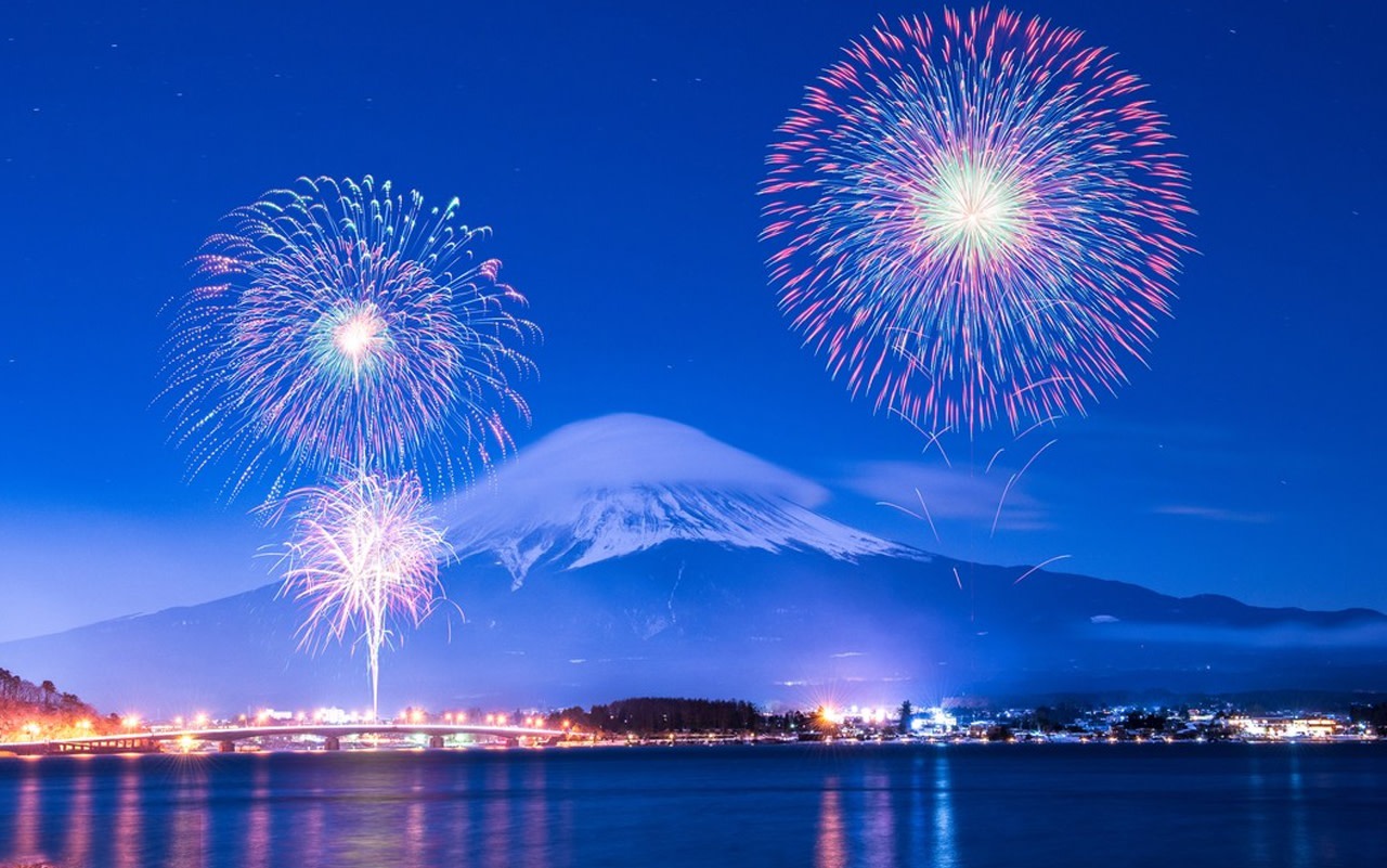 [Mt. Fuji Fireworks Extravaganza] Kawaguchiko Fireworks Festival & Lawson Convenience Store & Oshino Hakkai & Nikawa Clock Shop & Arakurayama Sengen Park Day Trip | Departure from Tokyo (Hotel pick-up optional)