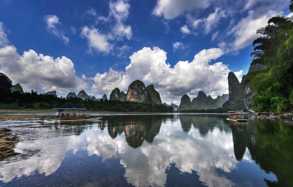 灕江:作為中國錦繡河山的代表,灕江已被列為世界自然遺產。其清澈的江水與秀美的山峰相結合,形成了獨特的自然景觀,不僅吸引無數遊客,更是攝影愛好者和藝術創作者尋找靈感的聖地。 灕江:作為中國錦繡河山的代表,灕江已被列為世界自然遺產。其清澈的江水與秀美的山峰相結合,形成了獨特的自然景觀,不僅吸引無數遊客,更是攝影愛好者和藝術創作者尋找靈感的聖地。