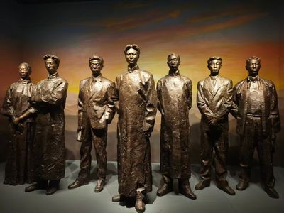 畫作裡軍民簇擁,紅旗招展,人群神情喜悅,街頭滿是歡慶氛圍,生動還原瞭解放時刻的熱烈與振奮 畫作裡軍民簇擁,紅旗招展,人群神情喜悅,街頭滿是歡慶氛圍,生動還原瞭解放時刻的熱烈與振奮