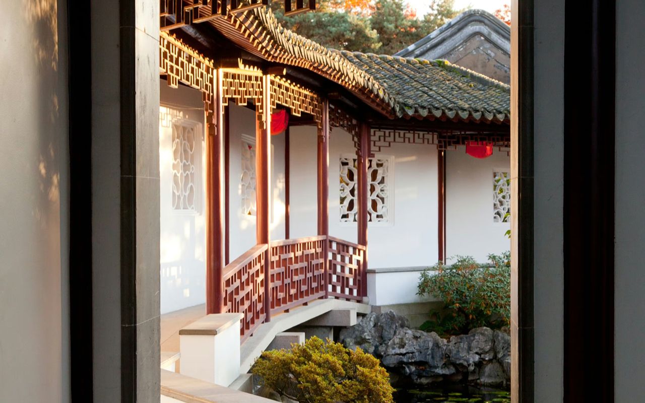 探索傳統中式庭園的永恆優雅與寧靜和諧。