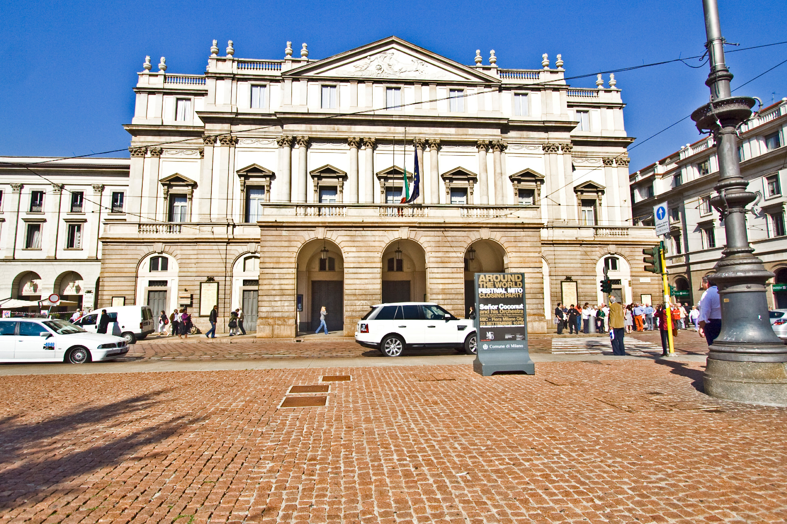 造訪世界聞名的米蘭史卡拉歌劇院。