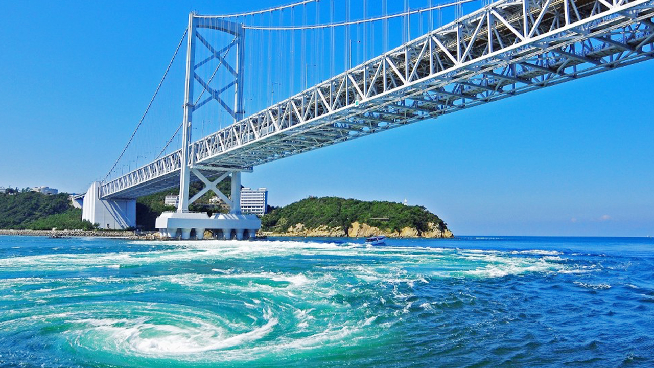 鳴門大橋：在連接四國島與淡路島的鳴門大橋上，建有 450 米長的 “渦之道” 棧道和漩渦觀賞廳，遊客可以通過透明玻璃窗觀賞 45 米下的鳴門漩渦。