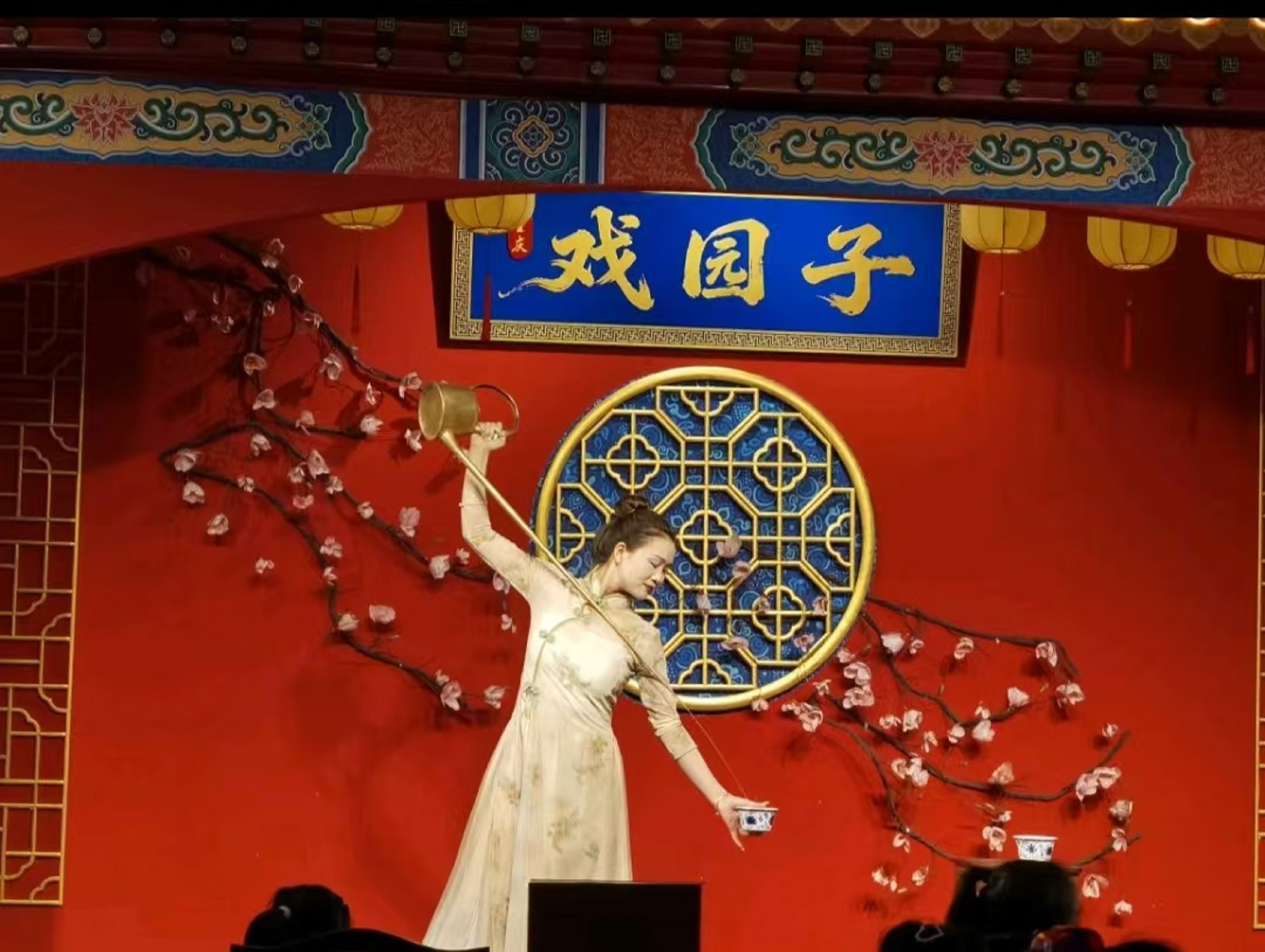 旗袍佳人執長壺而立,身姿曼妙間,銅壺傾瀉出銀線般的水流,精準落入掌中杯盞 旗袍佳人執長壺而立,身姿曼妙間,銅壺傾瀉出銀線般的水流,精準落入掌中杯盞
