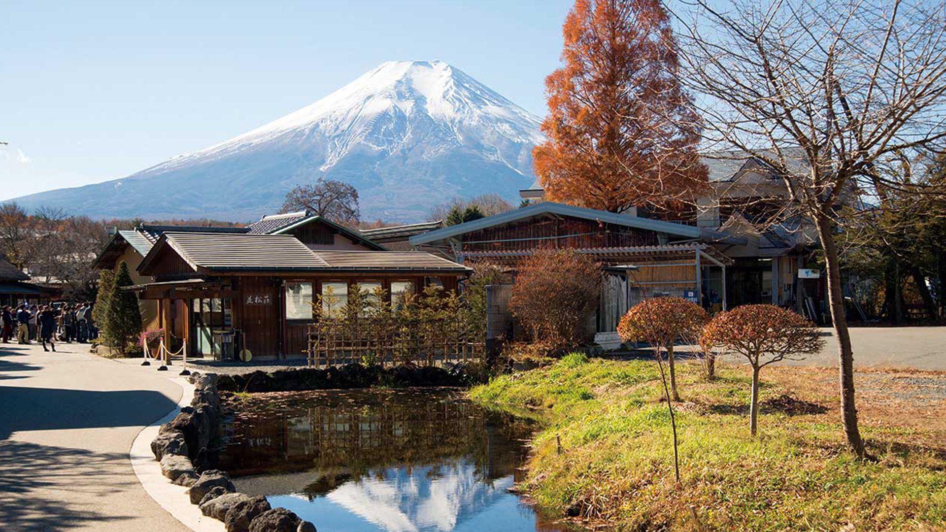 富士山雪融水流經地層過濾,形成八個清泉。泉眼清澈如鏡,倒影著大山的雄偉與蒼穹的寧靜。 富士山雪融水流經地層過濾,形成八個清泉。泉眼清澈如鏡,倒影著大山的雄偉與蒼穹的寧靜。