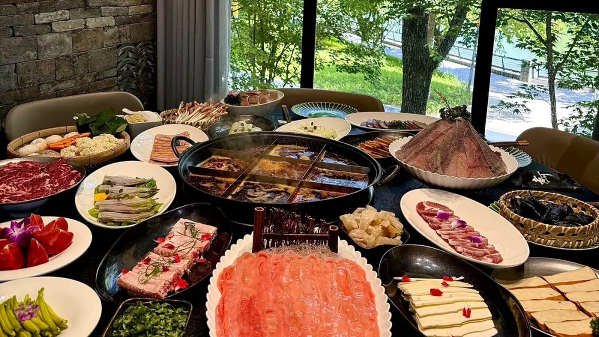Cook Sichuan Courtyard Hotpot and Enjoy the Poetic Courtyard