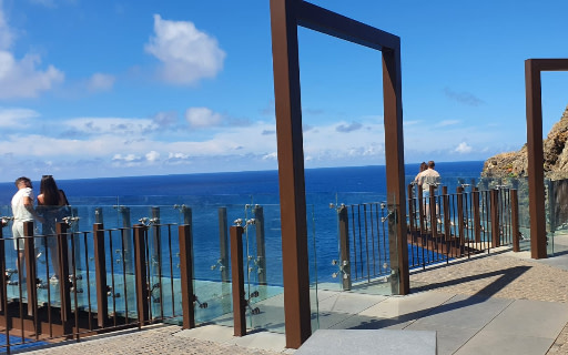 漫步在 Cabo Girão 觀景台驚險刺激的玻璃步道上
