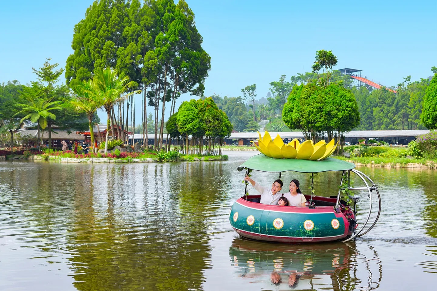 在湖邊漫步，在水上划船