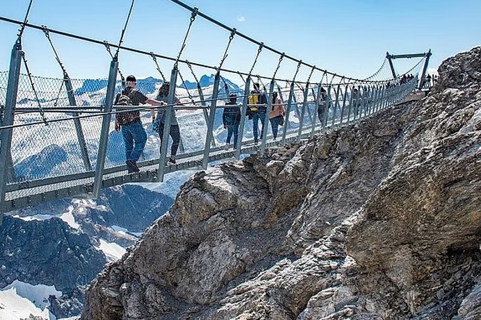 エンゲルベルク・チーズ・トリェープ湖・ティトリス山 日帰りプライベートツアー（バーゼル発）