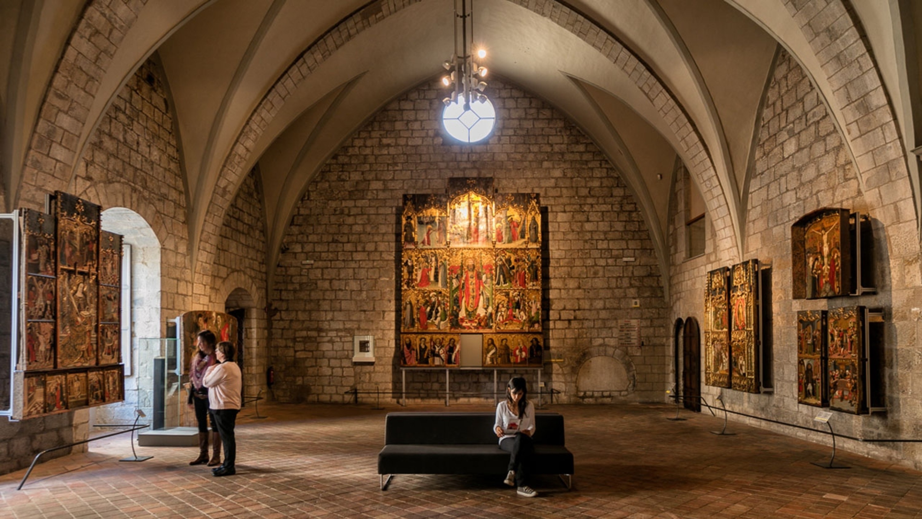 寧靜的博物館畫廊,陳列著羅馬式藝術品,喚起人們的內省和靜謐的欽佩之情 寧靜的博物館畫廊,陳列著羅馬式藝術品,喚起人們的內省和靜謐的欽佩之情