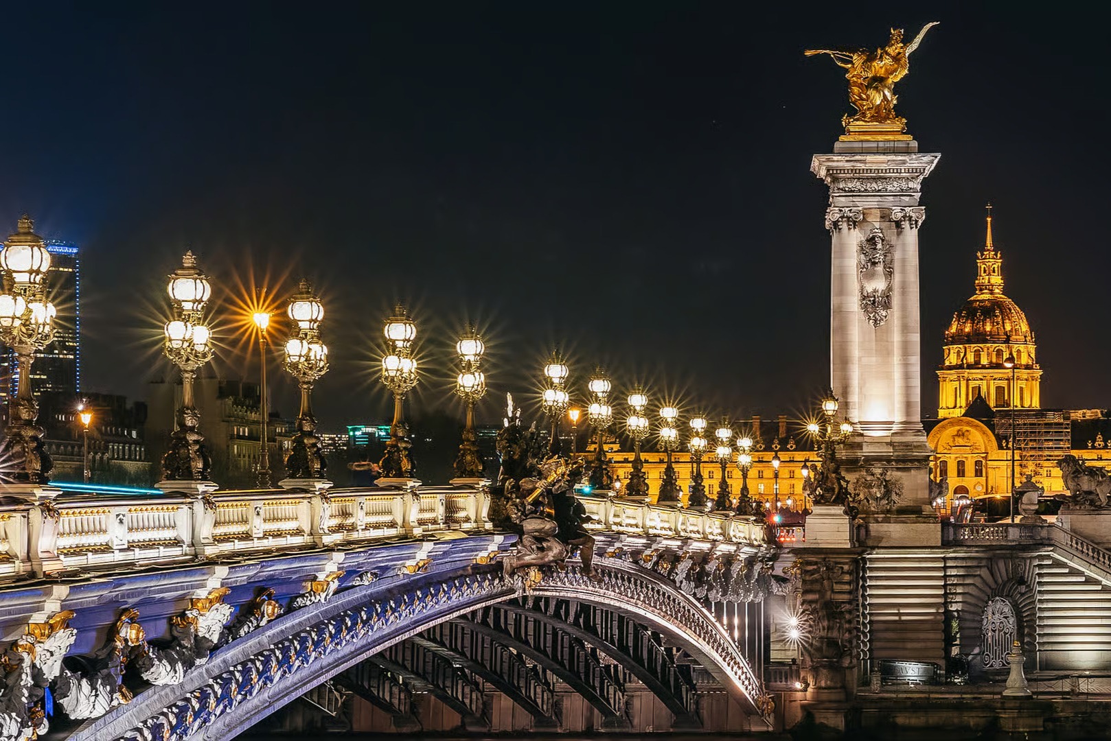 夜幕下,塞納河畔迷人的亞歷山大三世橋在燈光中熠熠生輝,您將從橋下緩緩滑過 夜幕下,塞納河畔迷人的亞歷山大三世橋在燈光中熠熠生輝,您將從橋下緩緩滑過