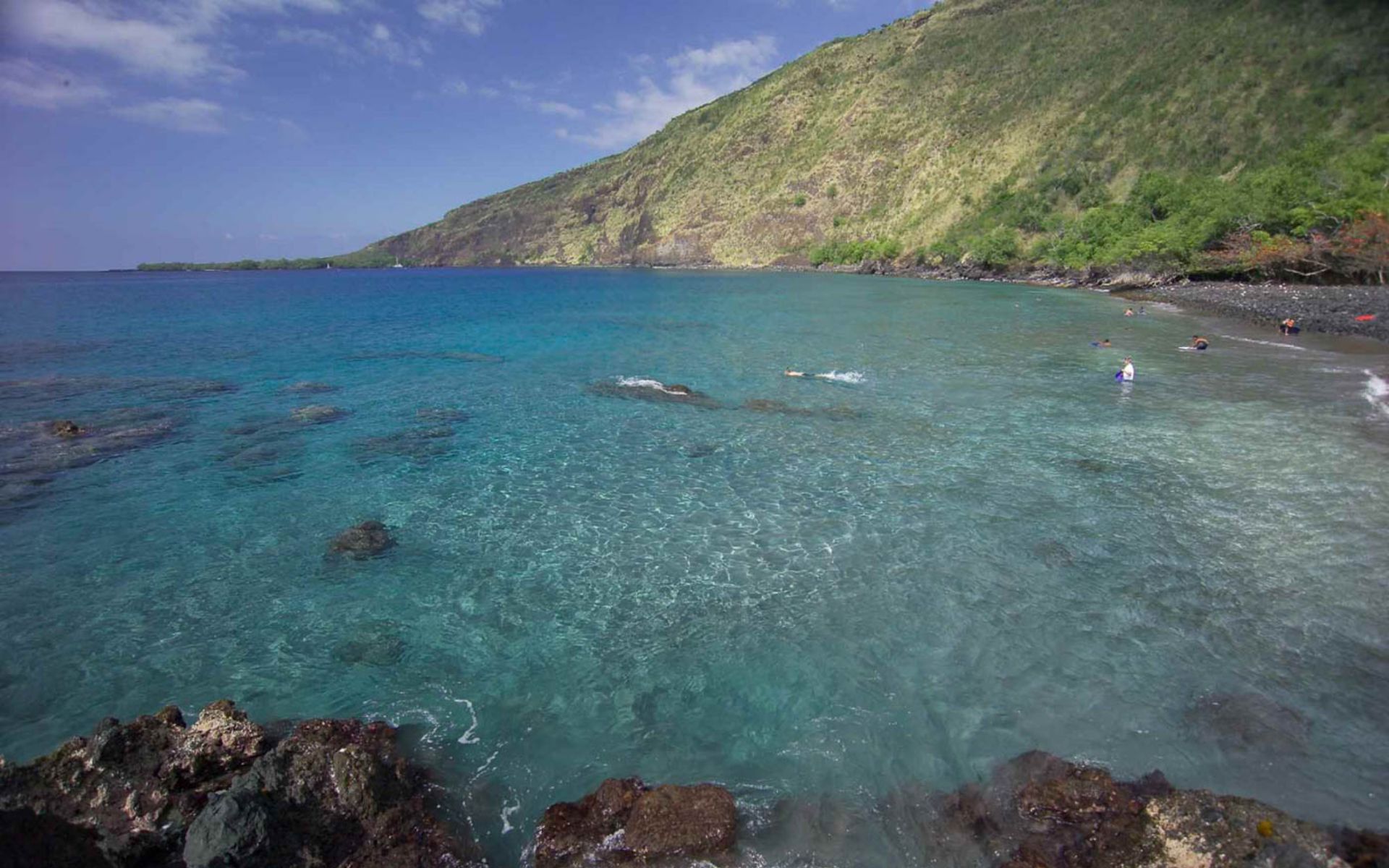 在 Kealakekua 灣觀景點一邊欣賞壯麗海岸線，一邊享用野餐午餐。