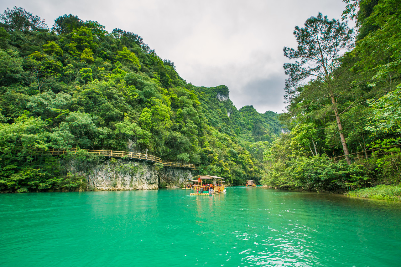 貴州洞穿雲天4日遊（平塘天眼+黃果樹瀑布+西江苗寨+荔波小七孔）
