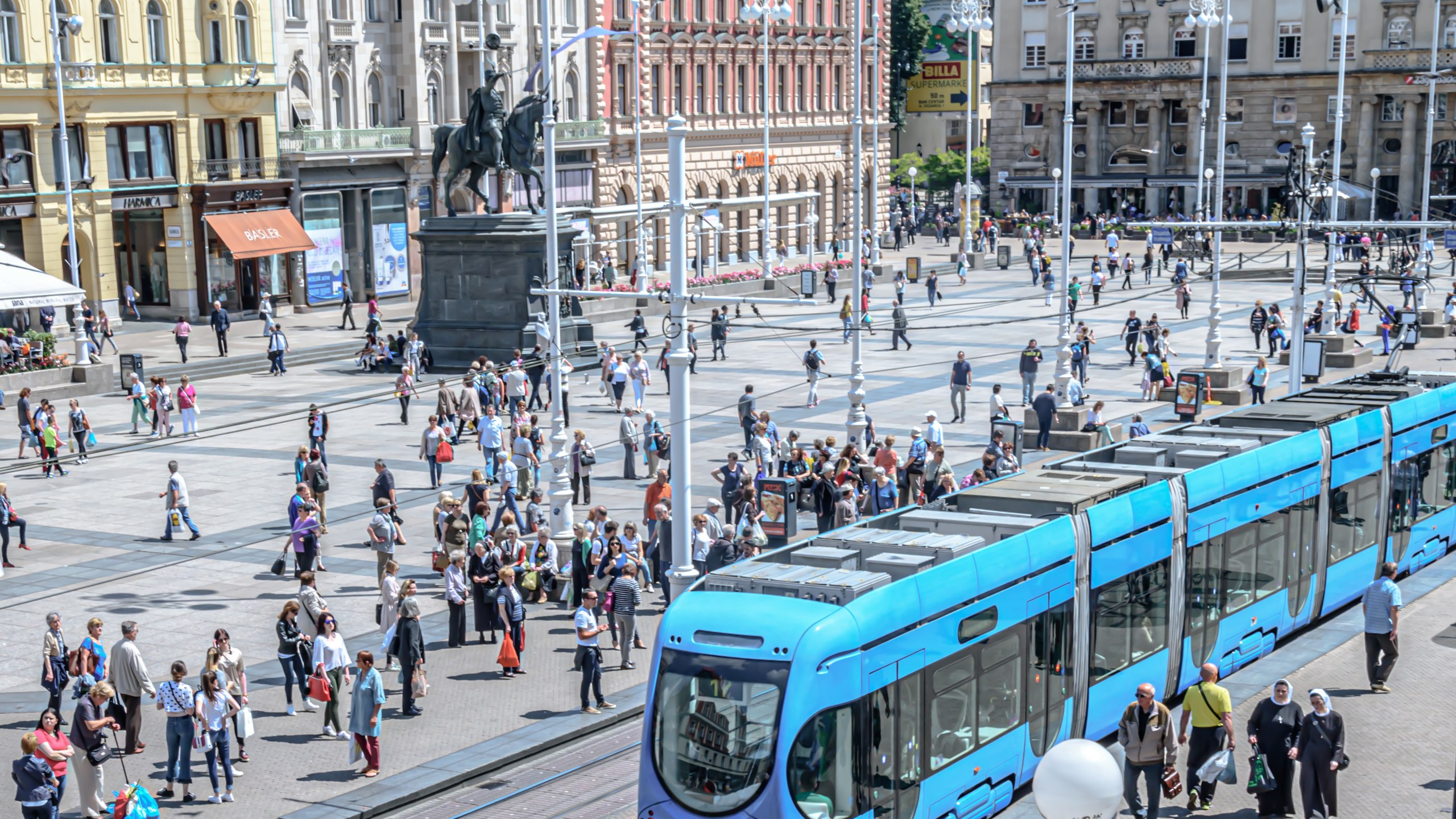 班耶拉契奇廣場 (Ban Jelačić Square) 是札格雷布充滿活力的中心，也是歷史、文化和當地生活的熱鬧樞紐。