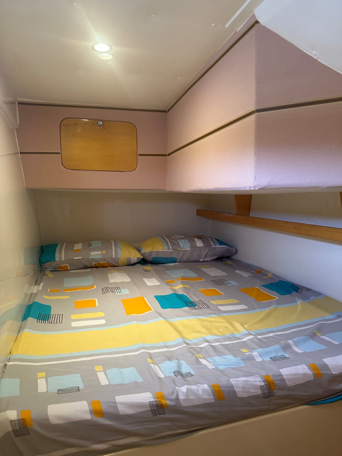 Yacht Charter to Lazarus Island