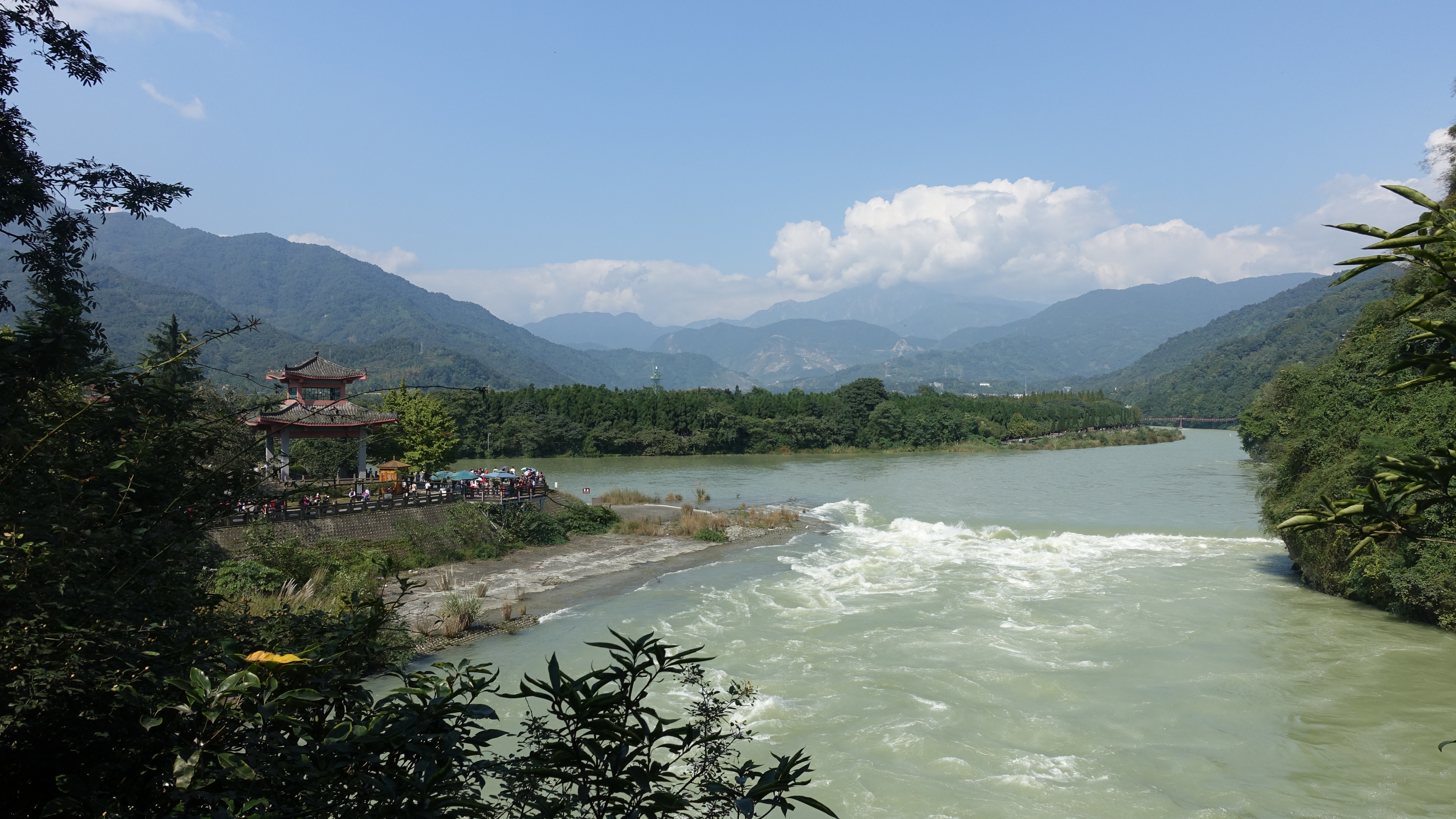 陸游曾到訪此地寫下“岷江導江書禹貢,江流蹴山山為動”的詩句讚美岷江、都江堰之美 陸游曾到訪此地寫下“岷江導江書禹貢,江流蹴山山為動”的詩句讚美岷江、都江堰之美