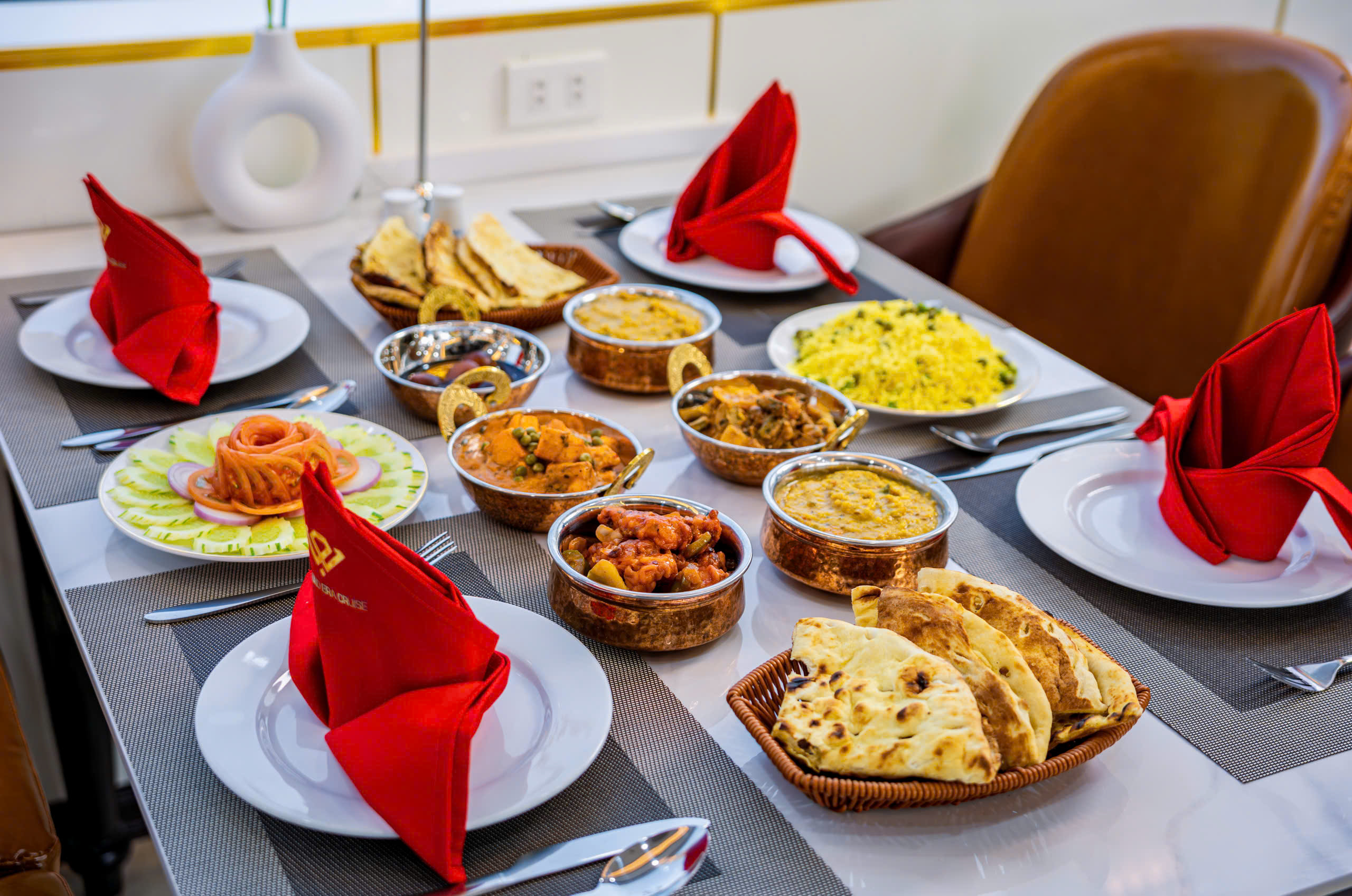 我們特別為印度貴賓提供專屬私人餐桌，供應單點式（或套餐式）印度素食菜單，歡迎隨時提出需求。