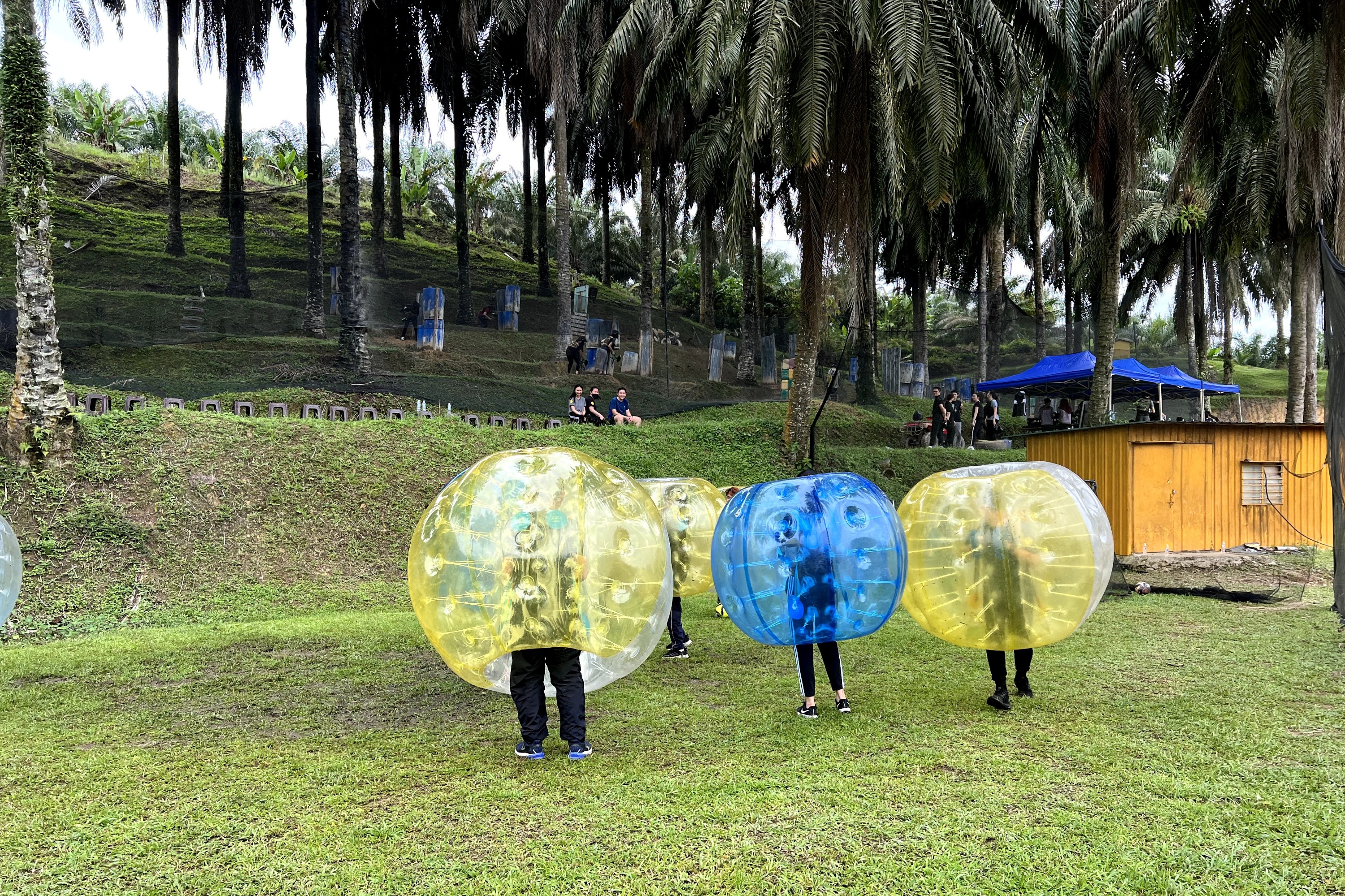 化身泡泡足球員,上半身包覆在充氣甜甜圈泡泡中,盡情享受踢球樂趣 化身泡泡足球員,上半身包覆在充氣甜甜圈泡泡中,盡情享受踢球樂趣