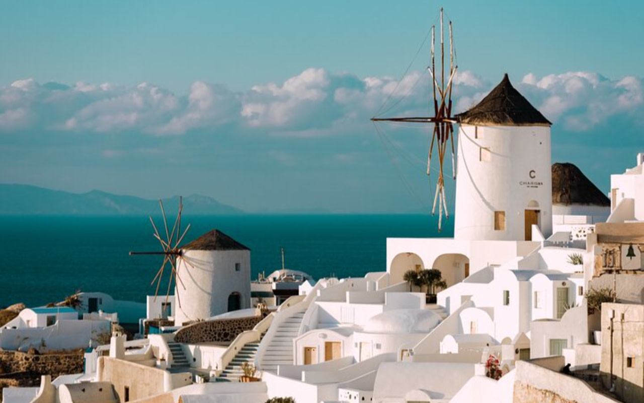 搭乘舒適的聖托里尼計程車之旅，探索伊亞（Oia）標誌性的風車和壯麗的火山口景觀。