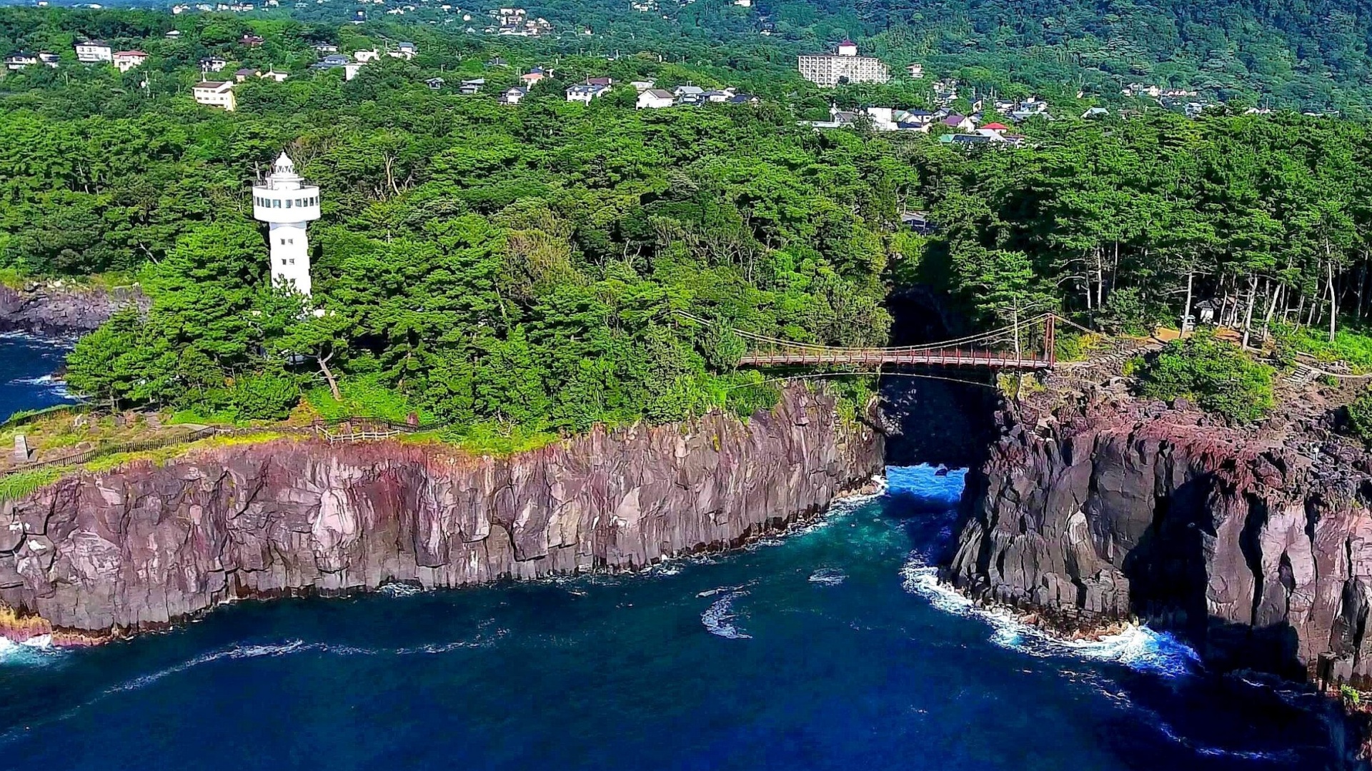 伊豆半島東海岸的熔岩海岸，形成於約4000年前的火山噴發。擁有48米長的門脅吊橋和9公里自然研究步道，可觀賞崎嶇的火山岩地貌與太平洋驚濤拍岸的壯觀景象，是地質探險與自然攝影的理想地點。