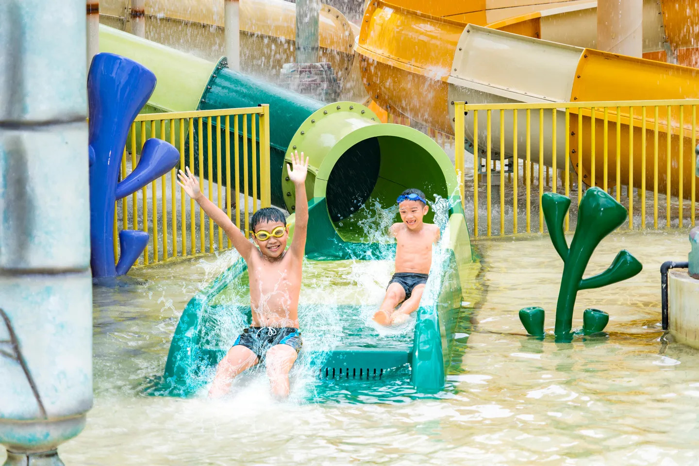 色彩繽紛的迷你滑水道和淺水池,專為兒童設計 色彩繽紛的迷你滑水道和淺水池,專為兒童設計