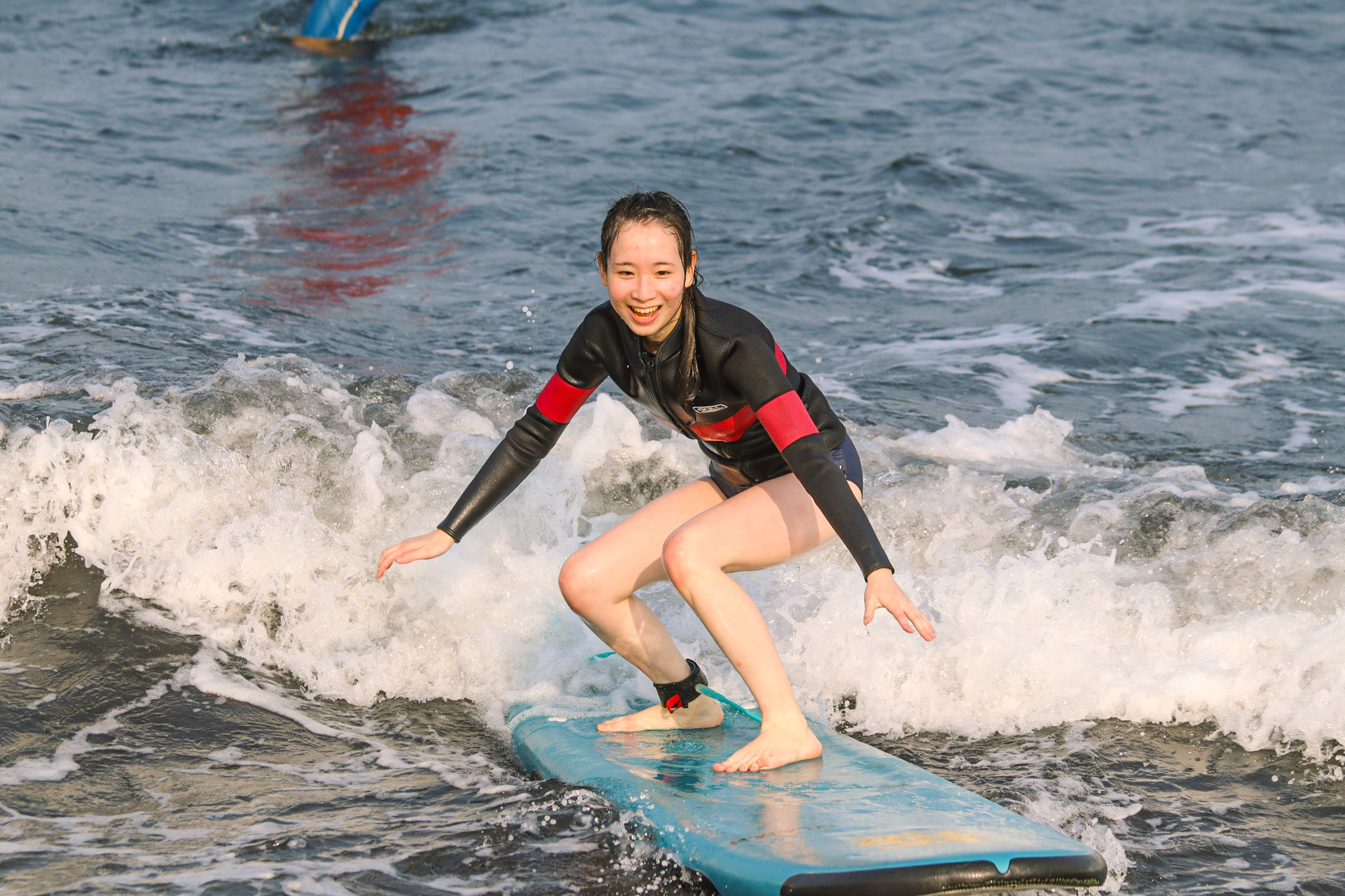 Yilan: Extremely Cool Surfing Club Surfing Experience