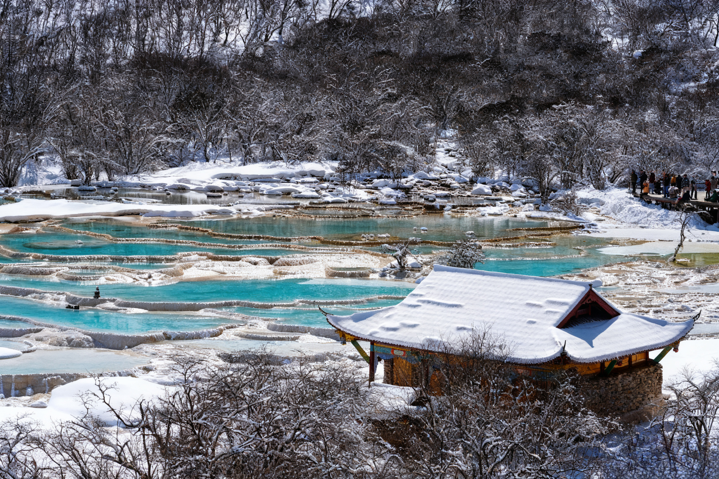 冬季，池水呈現出五彩斑斕的顏色，如藍寶石、祖母綠等，美如仙境，其中五彩池、爭豔池等最為著名