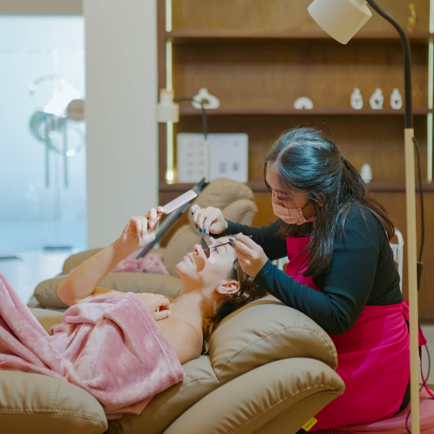 Lash & Beauty Lounge 美睫美容沙龍。在我們舒適的美容沙龍中放鬆身心，讓我們的專業美睫師為您打造完美的睫毛和眉毛——美麗與舒適的完美結合。